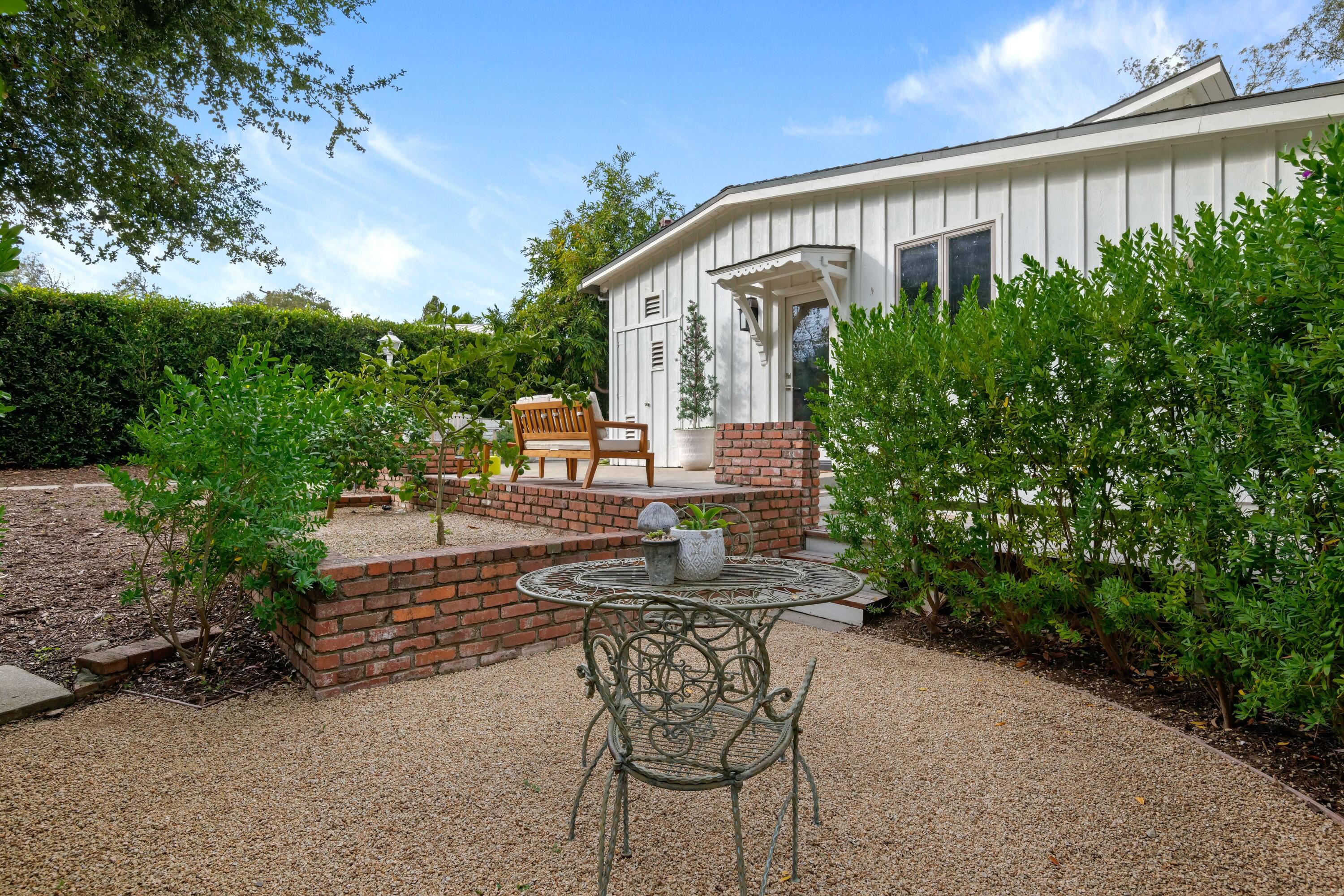 1071 E Mountain Drive