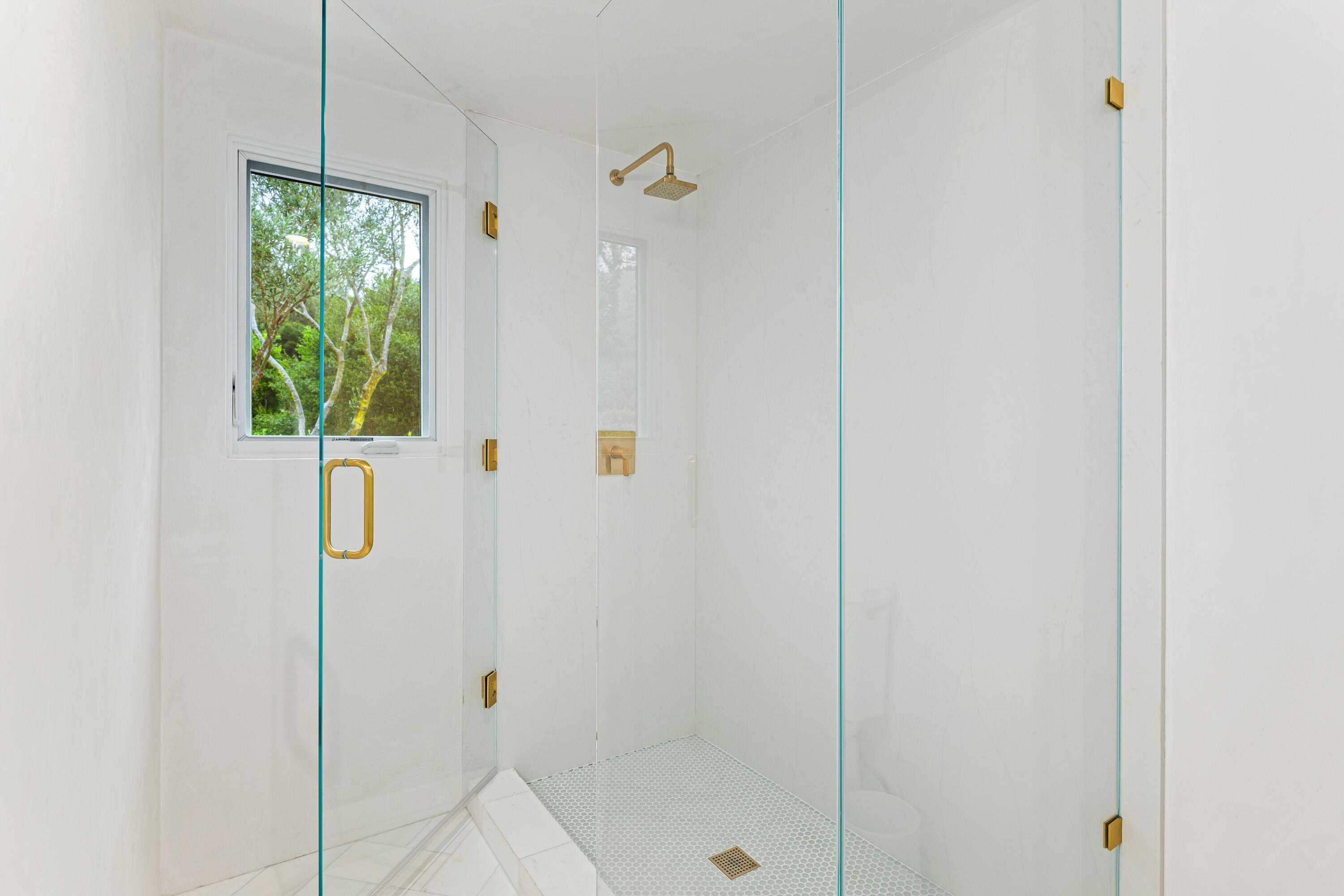 1071 E Mountain Drive