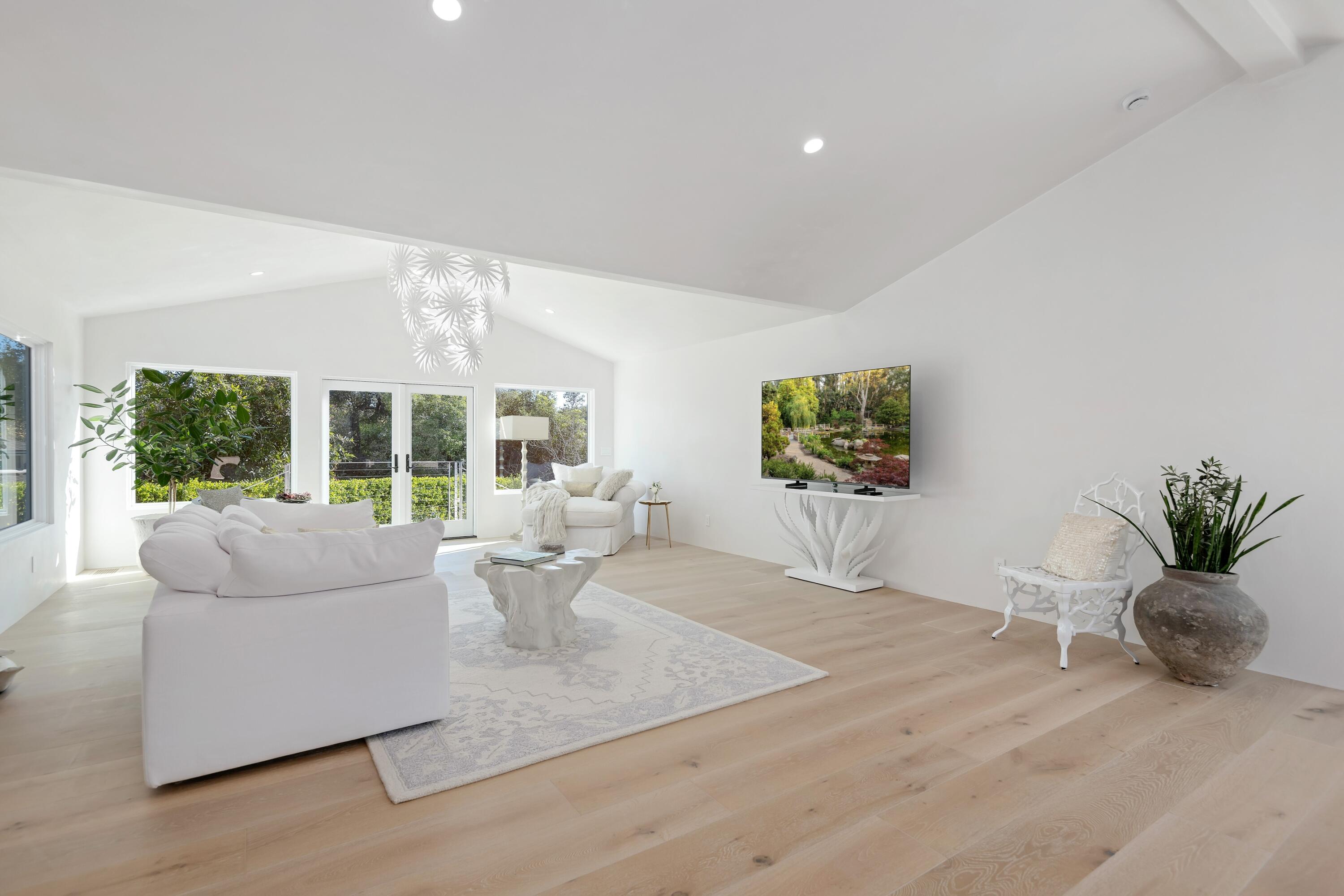 1071 E Mountain Drive