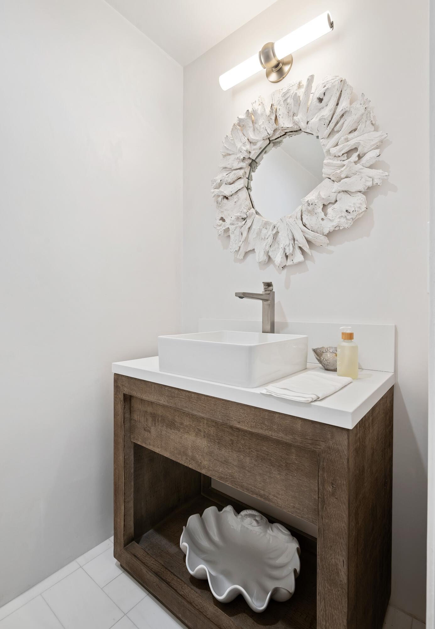 1071 E Mountain Drive