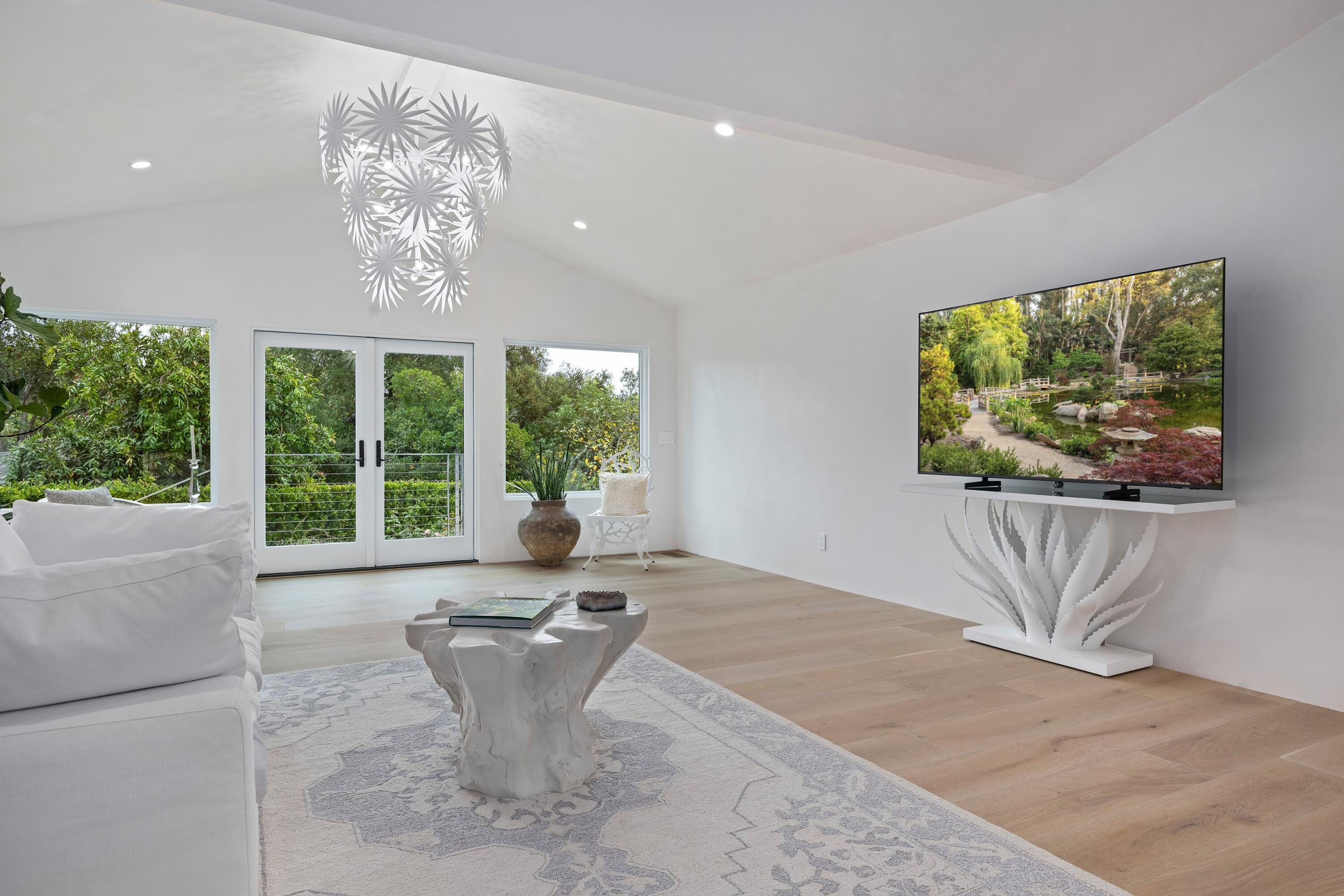 1071 E Mountain Drive