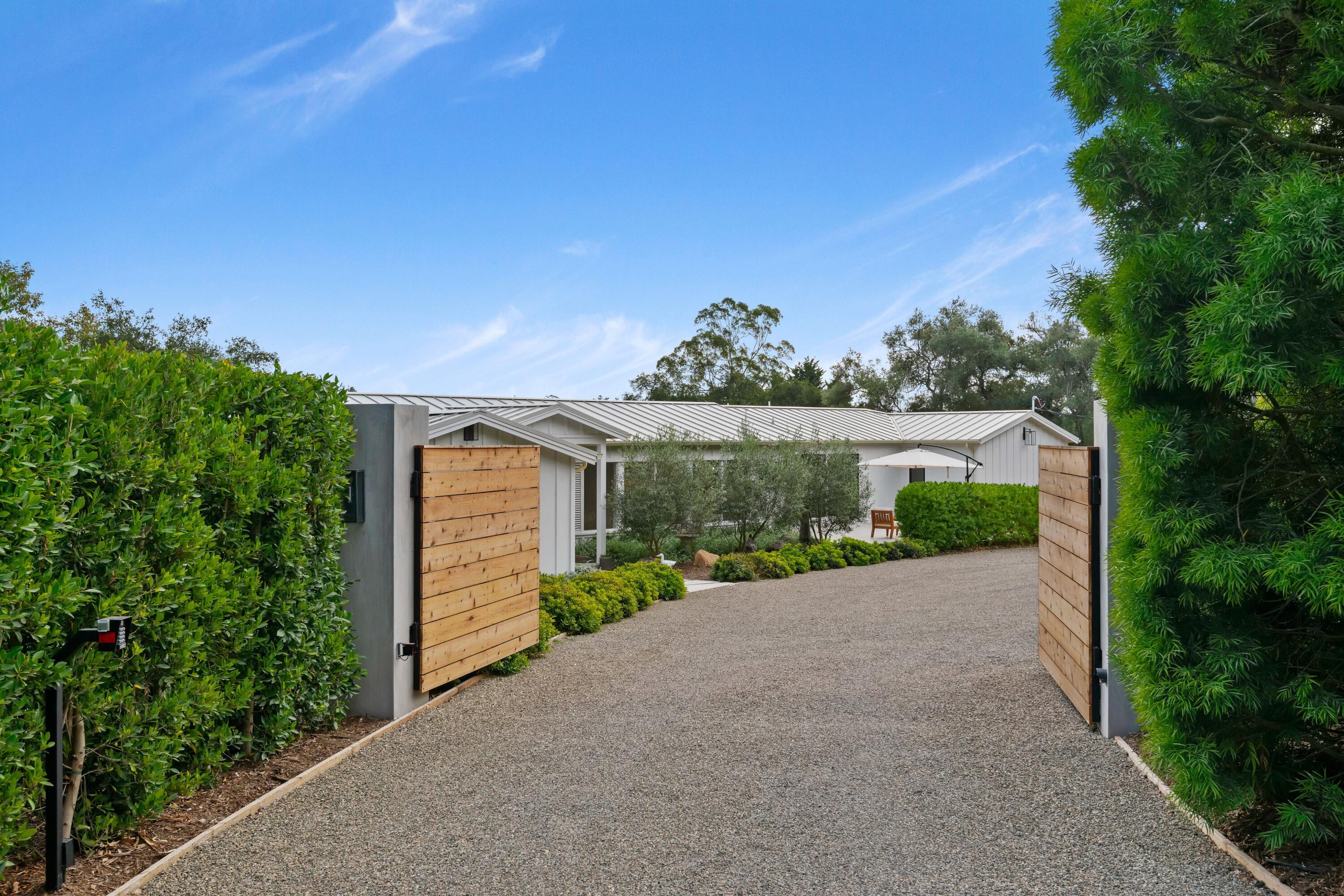 1071 E Mountain Drive