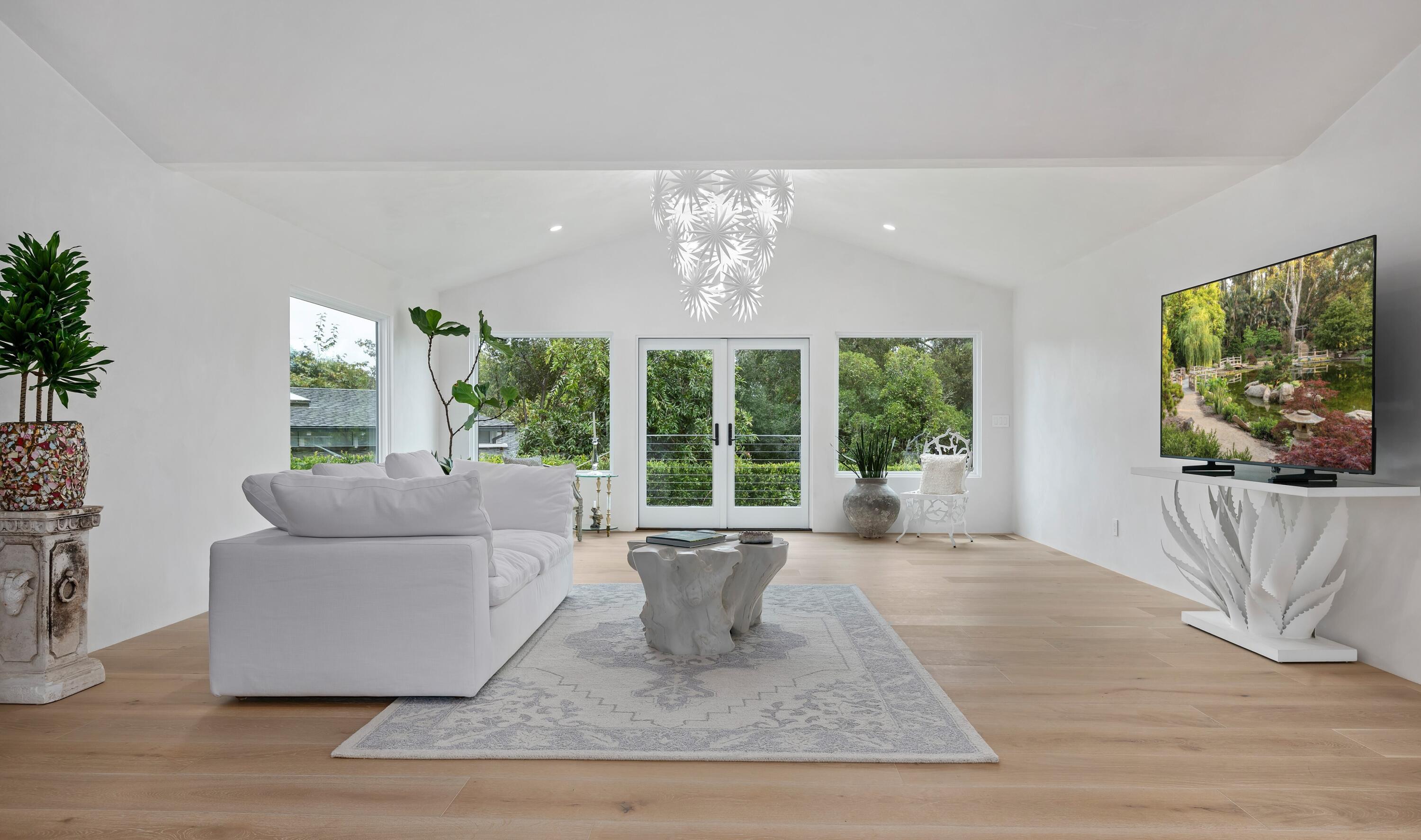 1071 E Mountain Drive