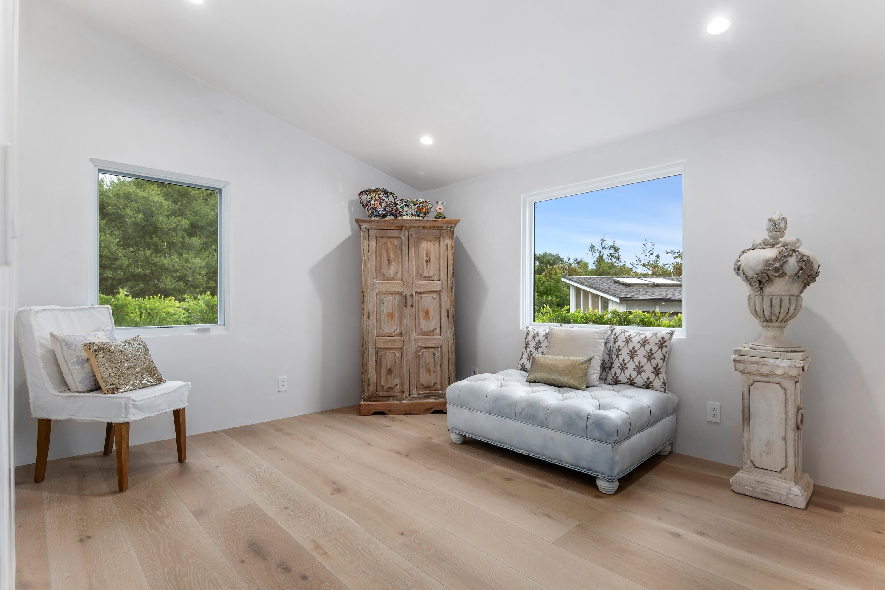 1071 E Mountain Drive