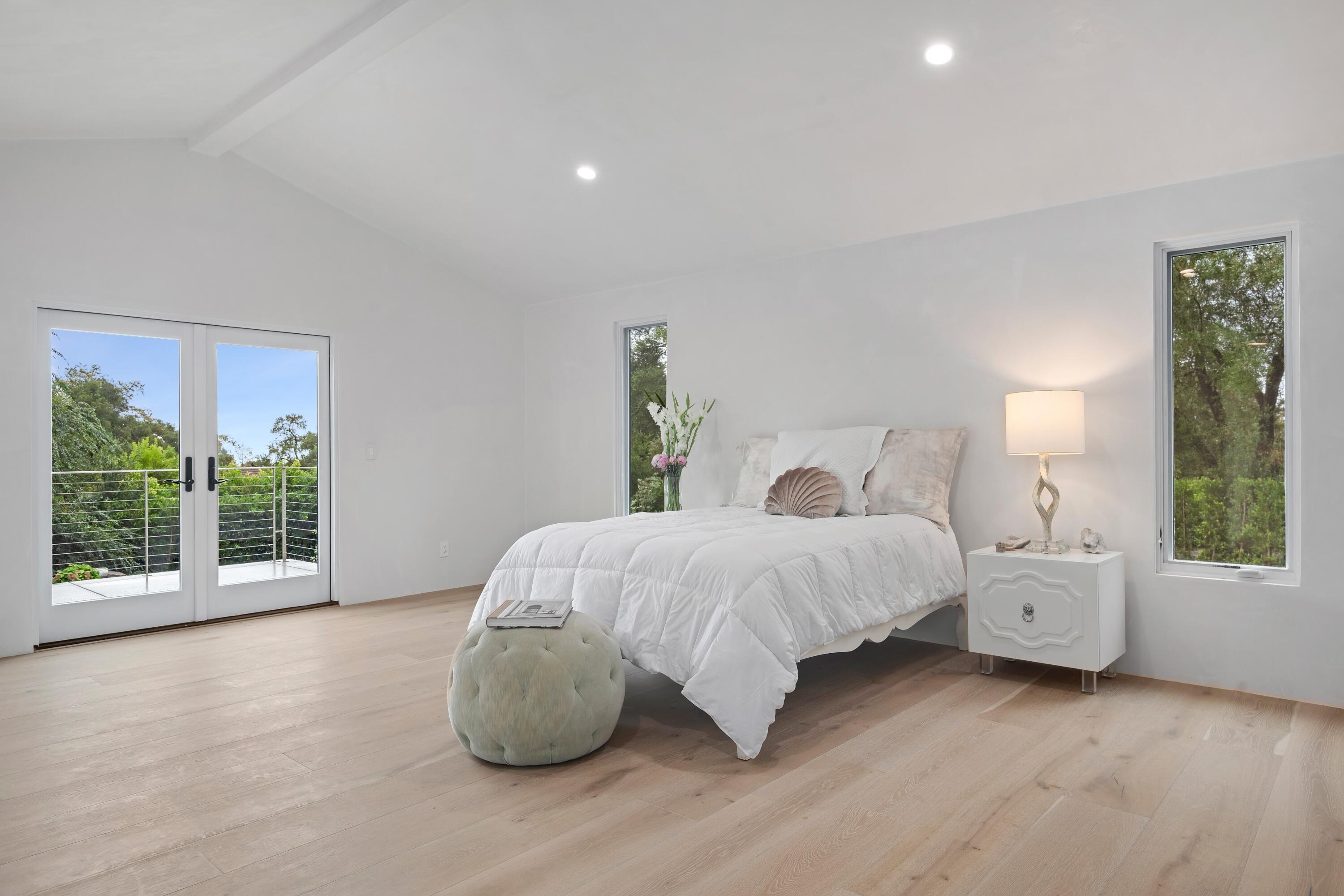 1071 E Mountain Drive