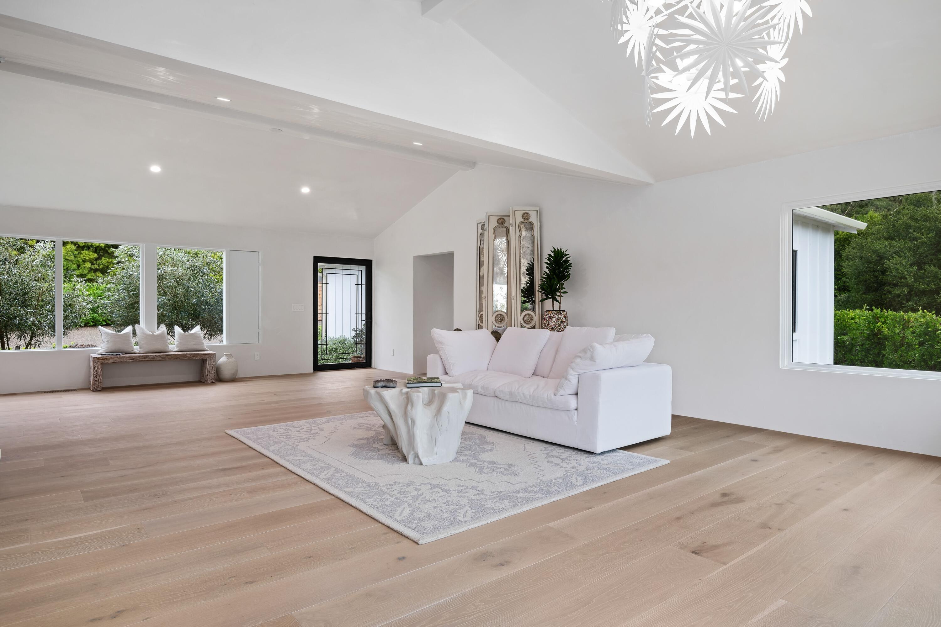 1071 E Mountain Drive