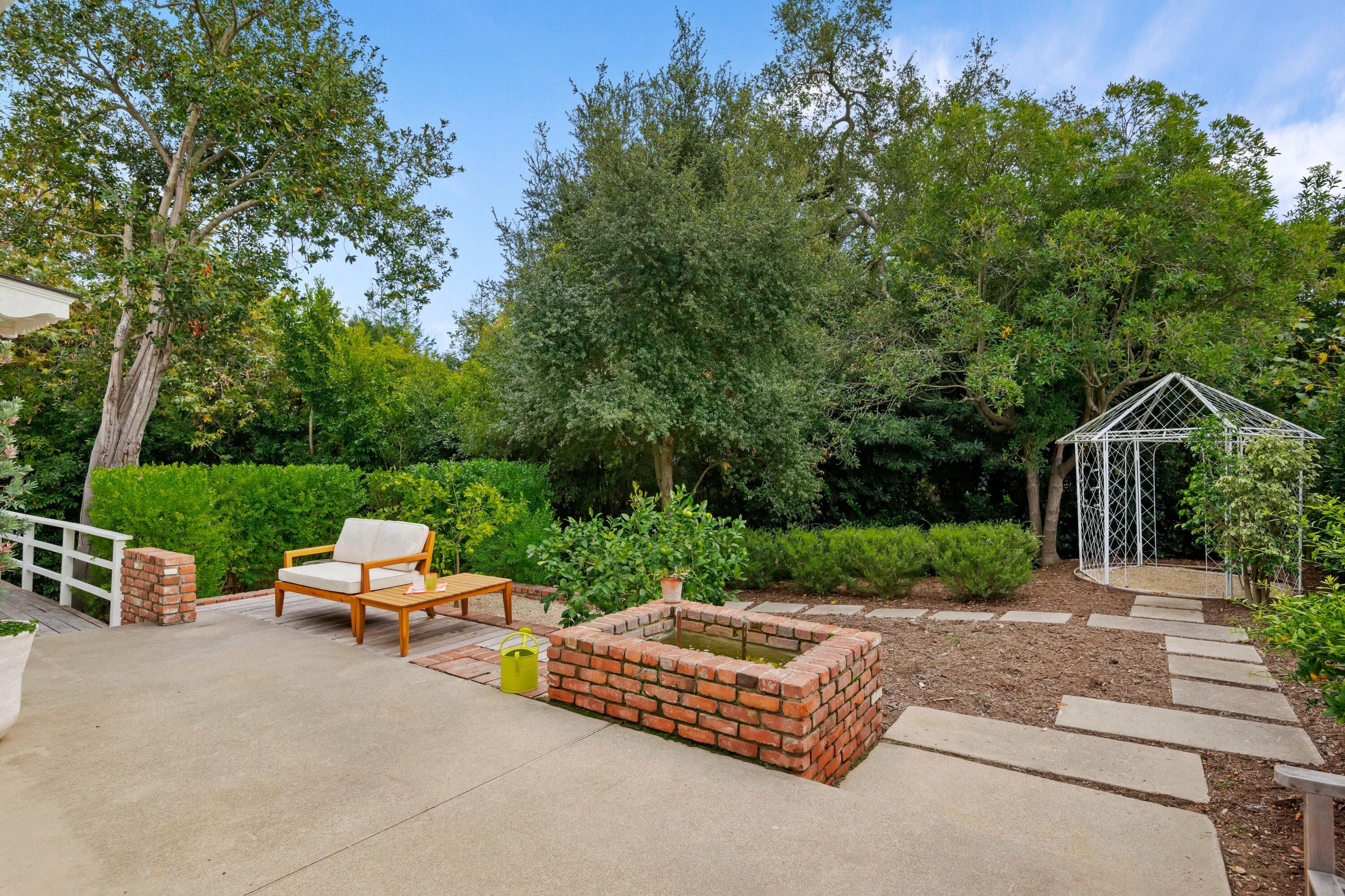 1071 E Mountain Drive