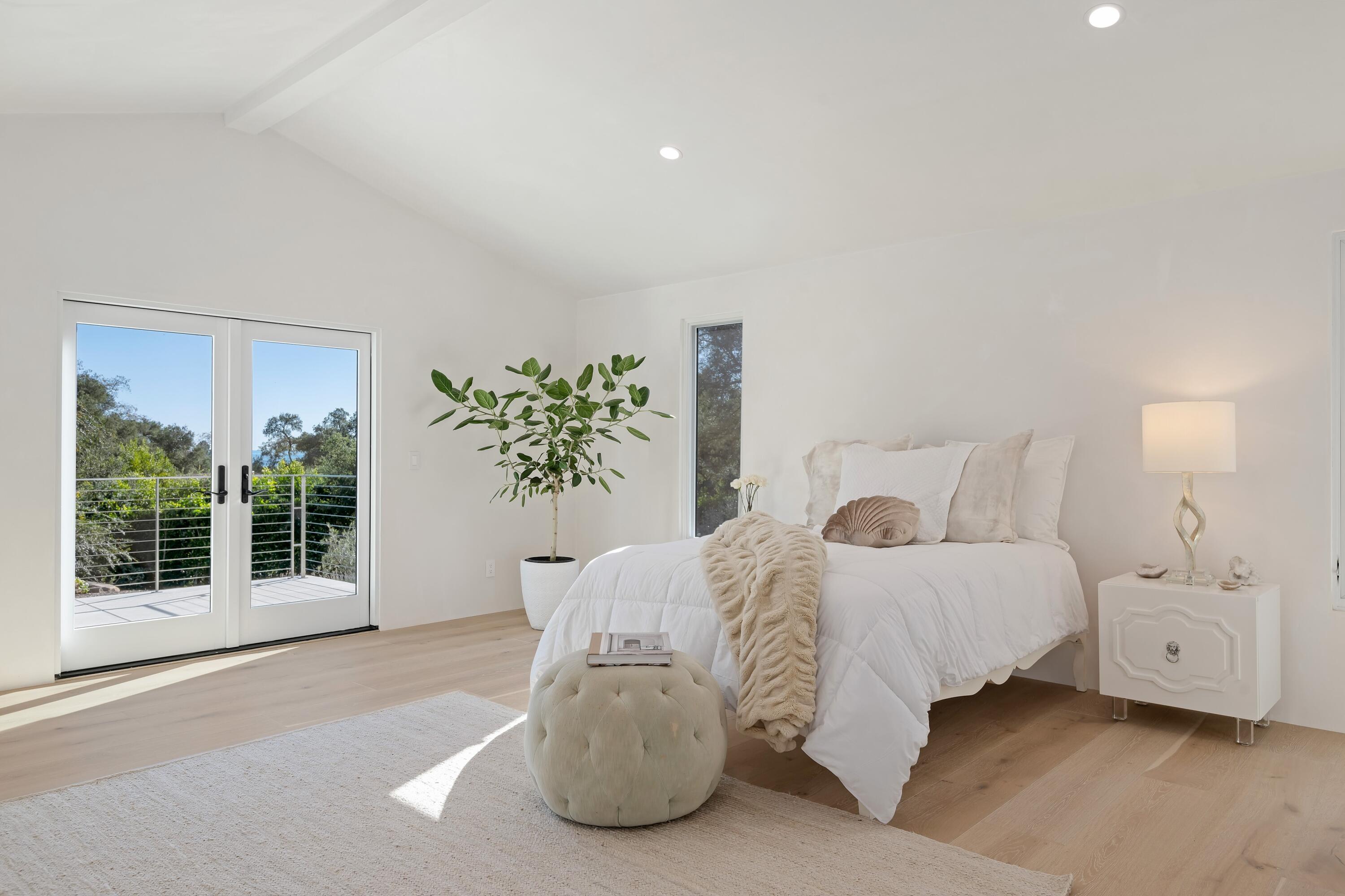 1071 E Mountain Drive