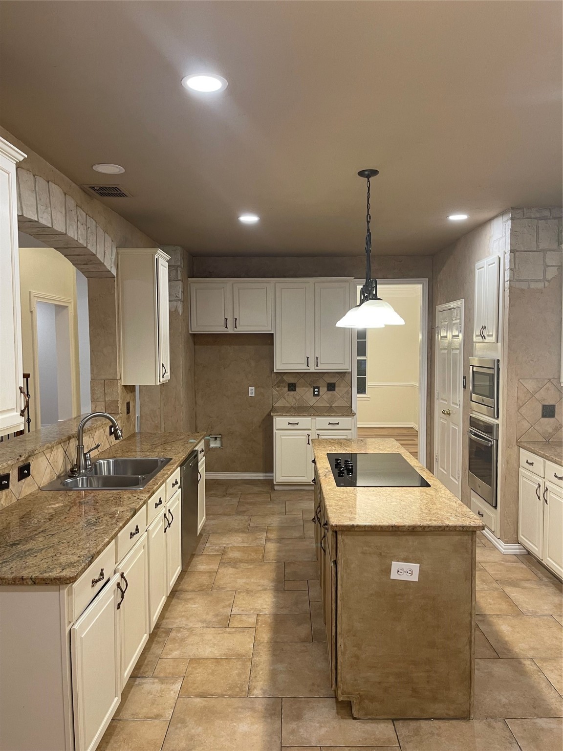 3808 Hunters Trail