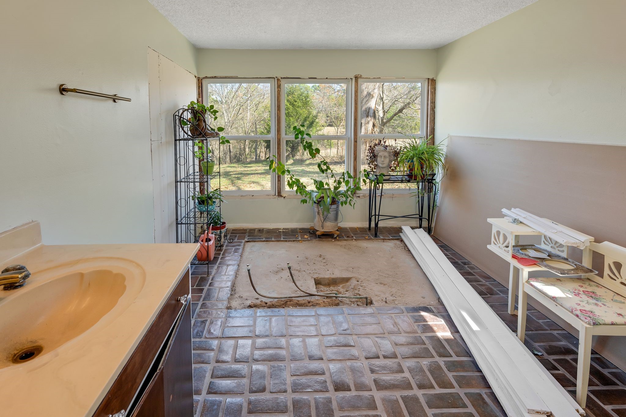 1587 E US Highway 80 S