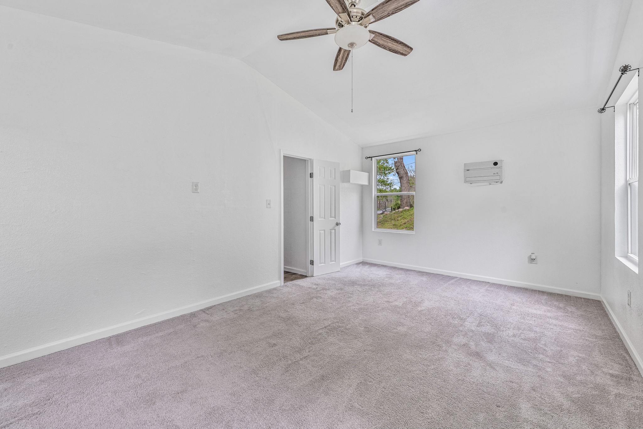 2807 Comanche Trail