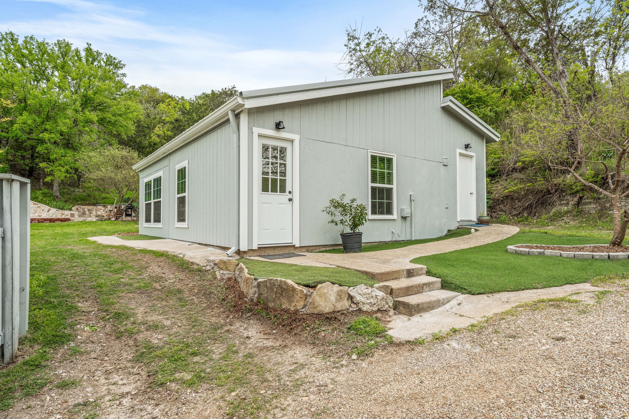2807 Comanche Trail