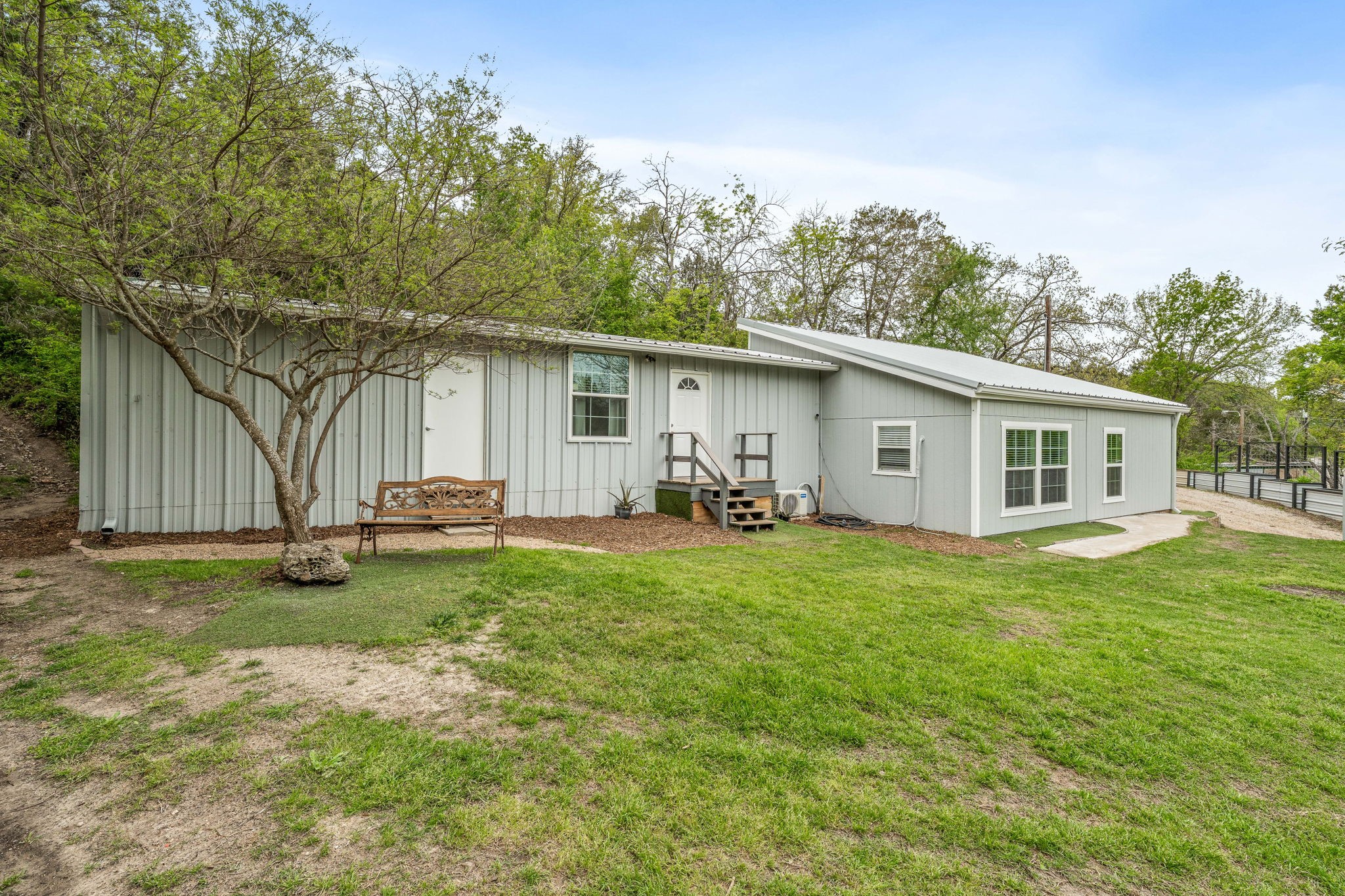 2807 Comanche Trail