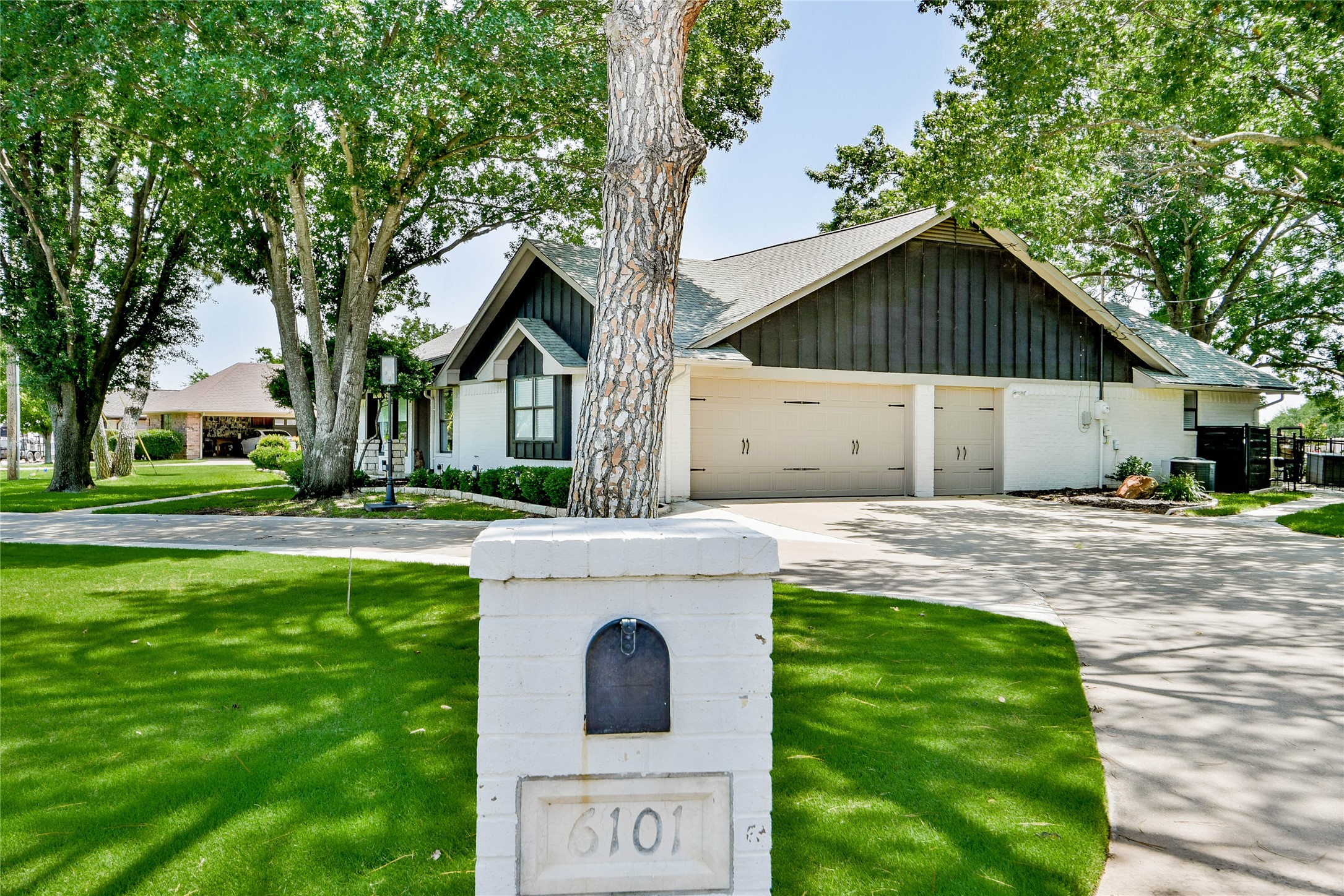 6101 W Choctaw Court