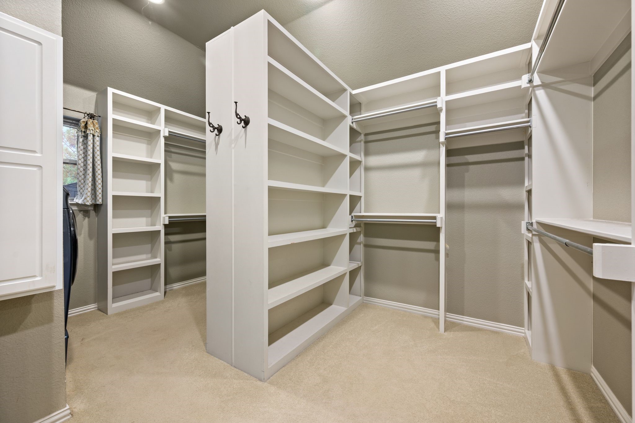 1808 Lakes Edge Boulevard