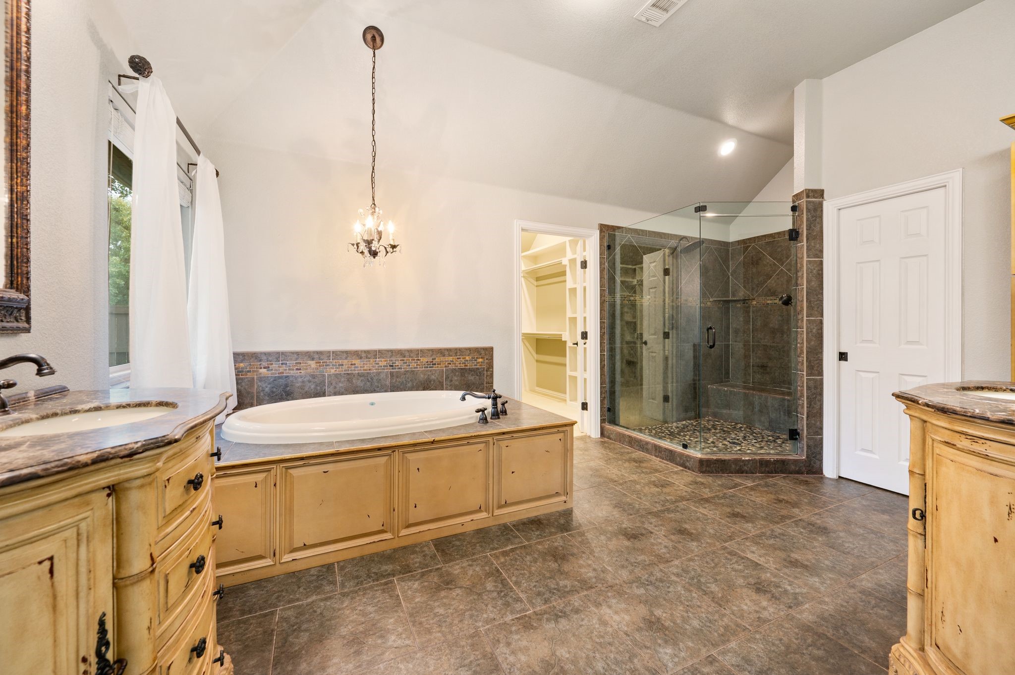 1808 Lakes Edge Boulevard