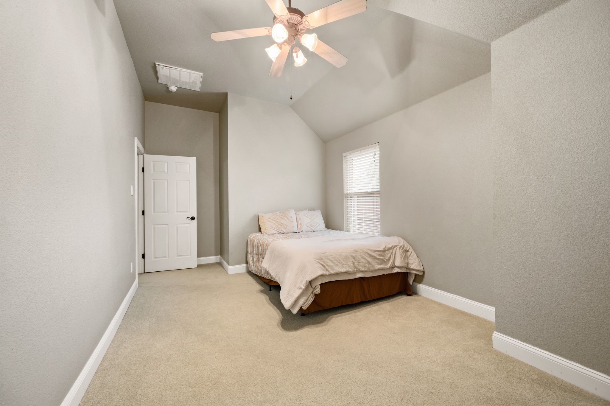 1808 Lakes Edge Boulevard