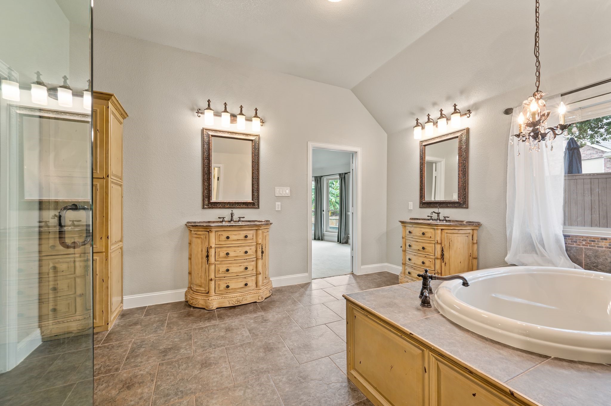 1808 Lakes Edge Boulevard