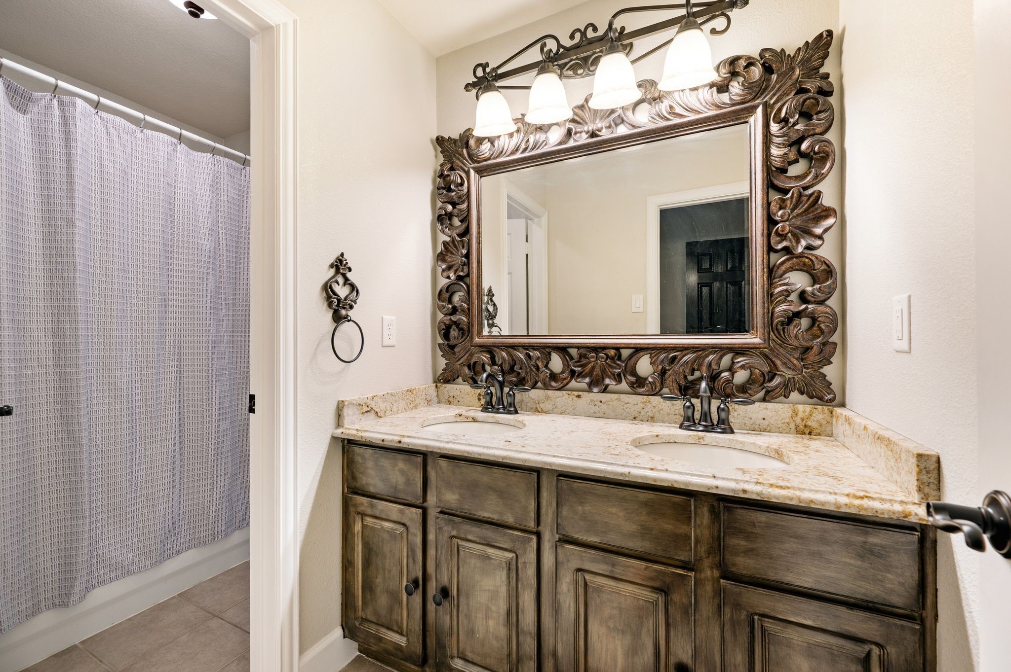 1808 Lakes Edge Boulevard