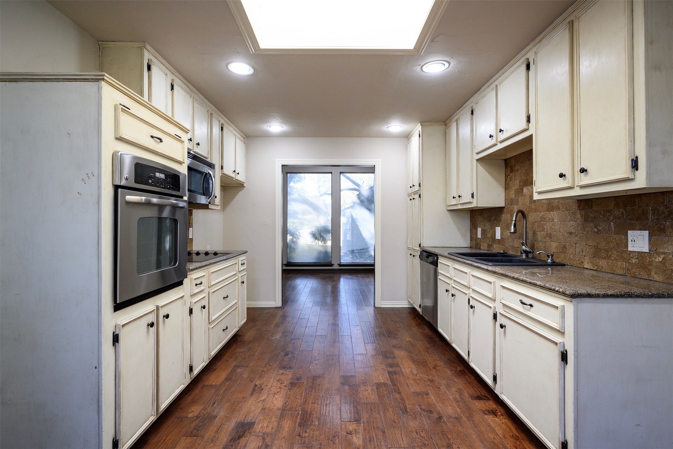 1035 Wilshire Drive