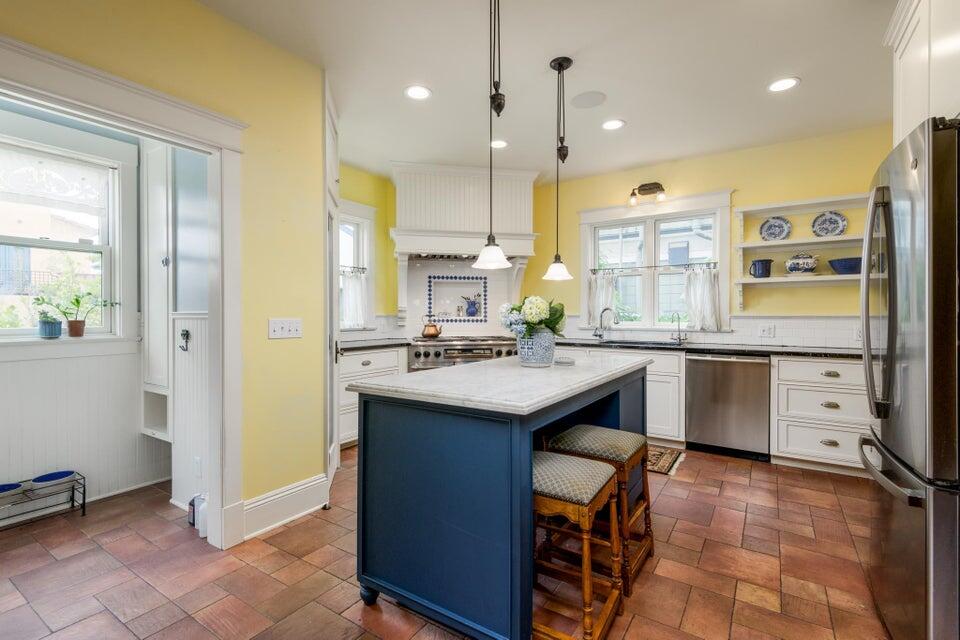 320 E Victoria Street, A