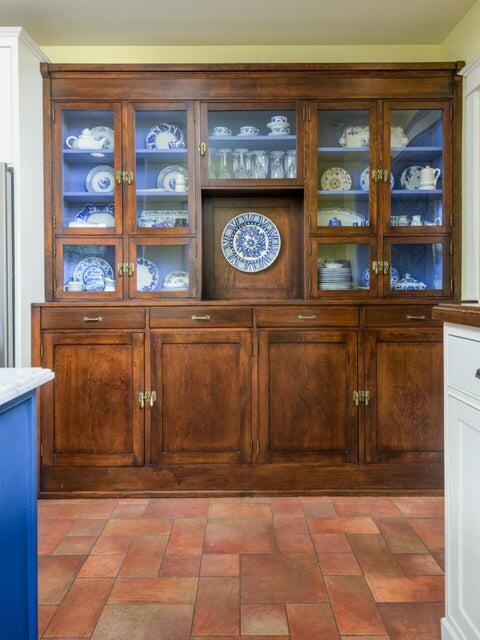 320 E Victoria Street, A