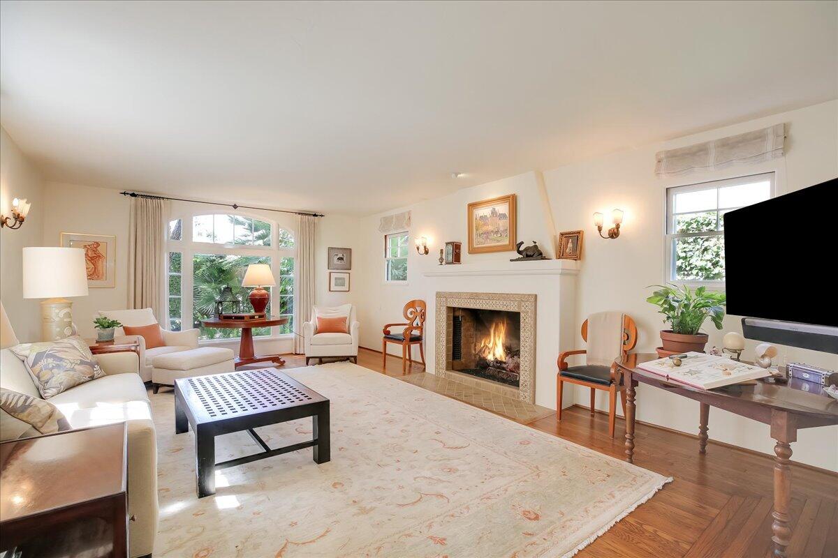 21 W Los Olivos Street