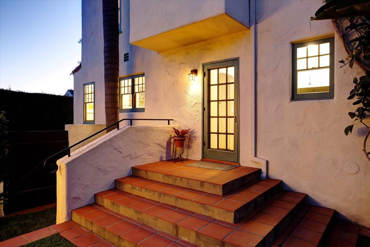 21 W Los Olivos Street