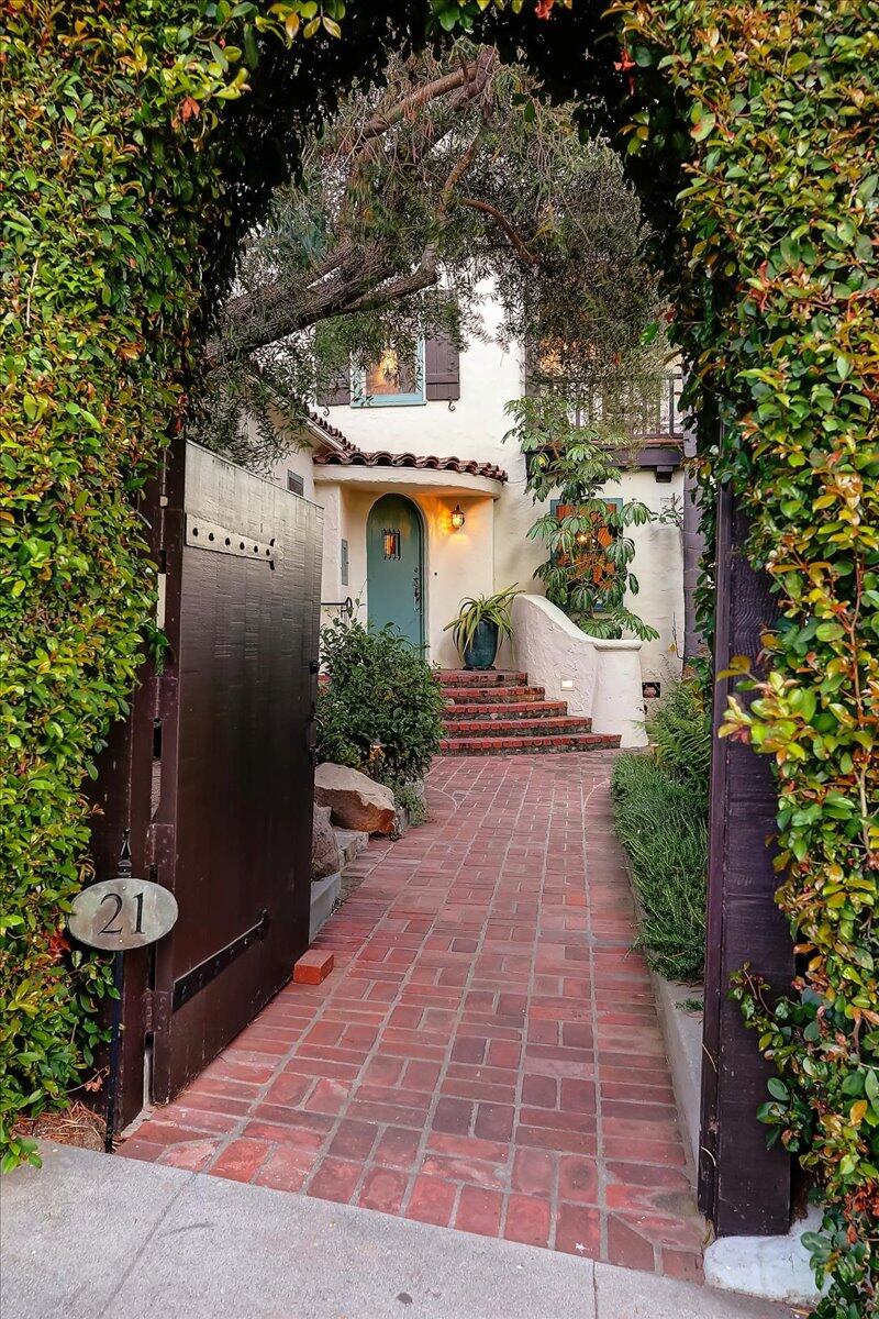 21 W Los Olivos Street