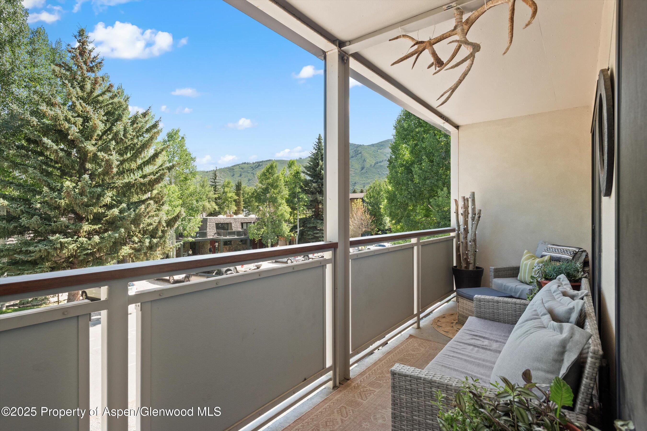 100 E Dean Street, 2D