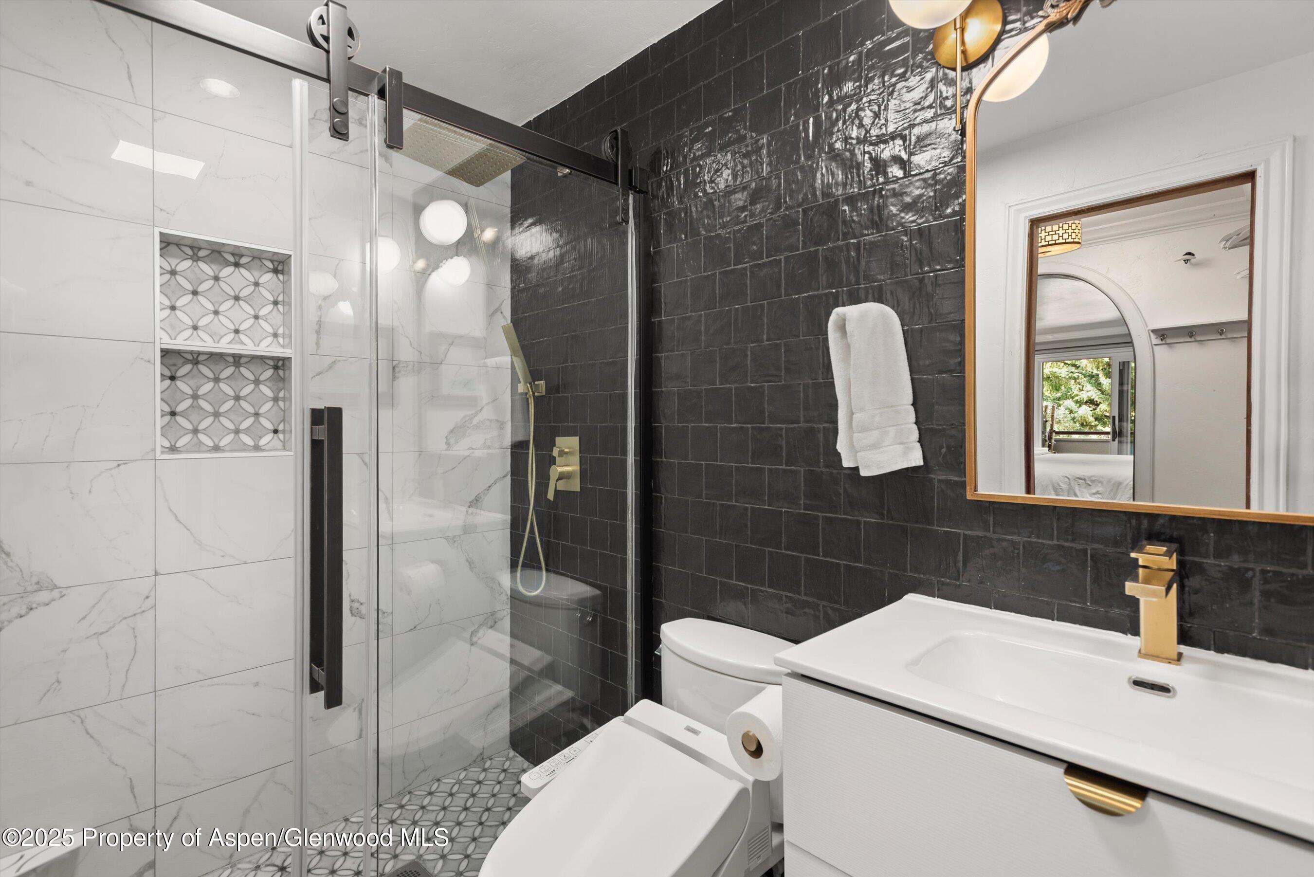 100 E Dean Street, 2D