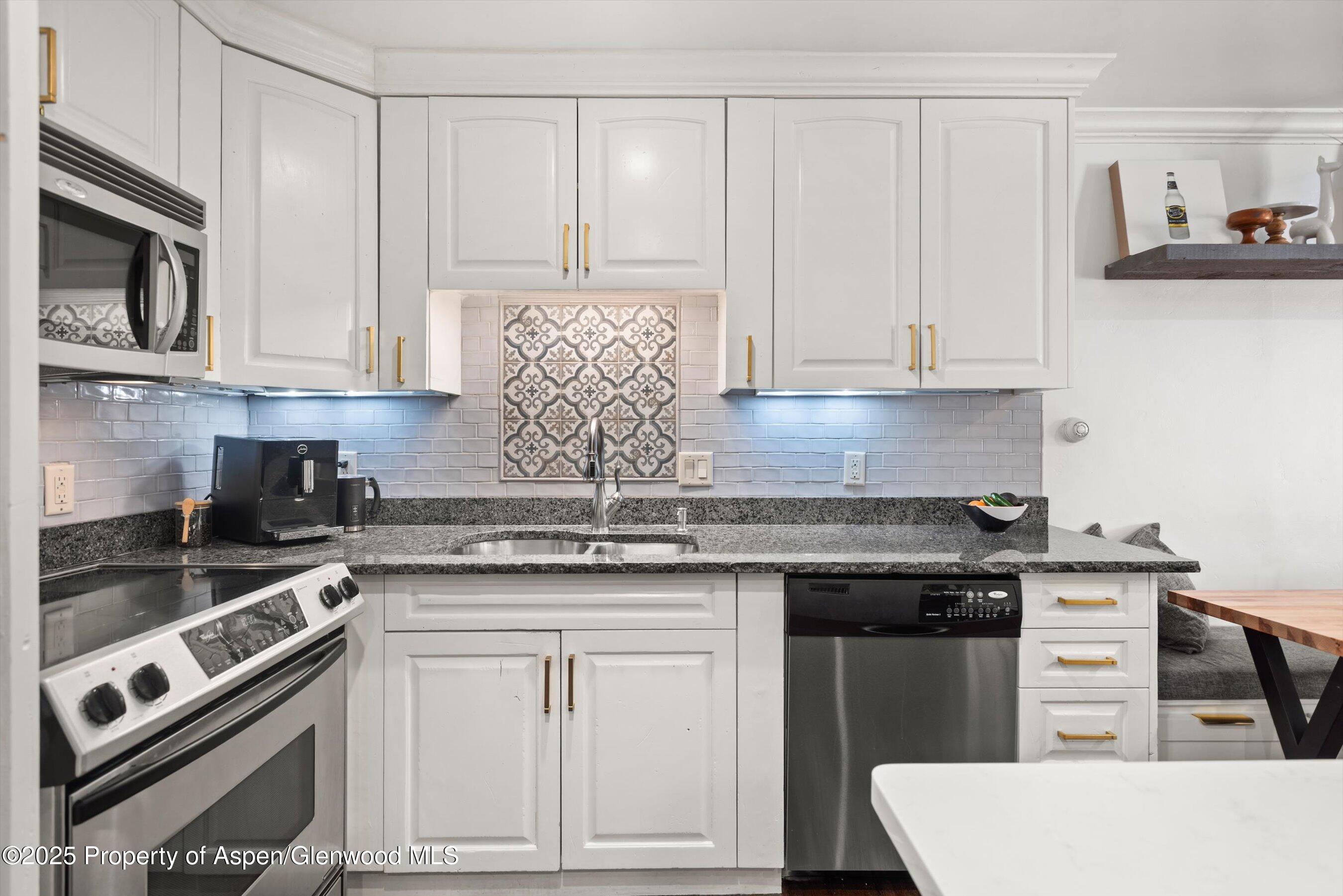 100 E Dean Street, 2D