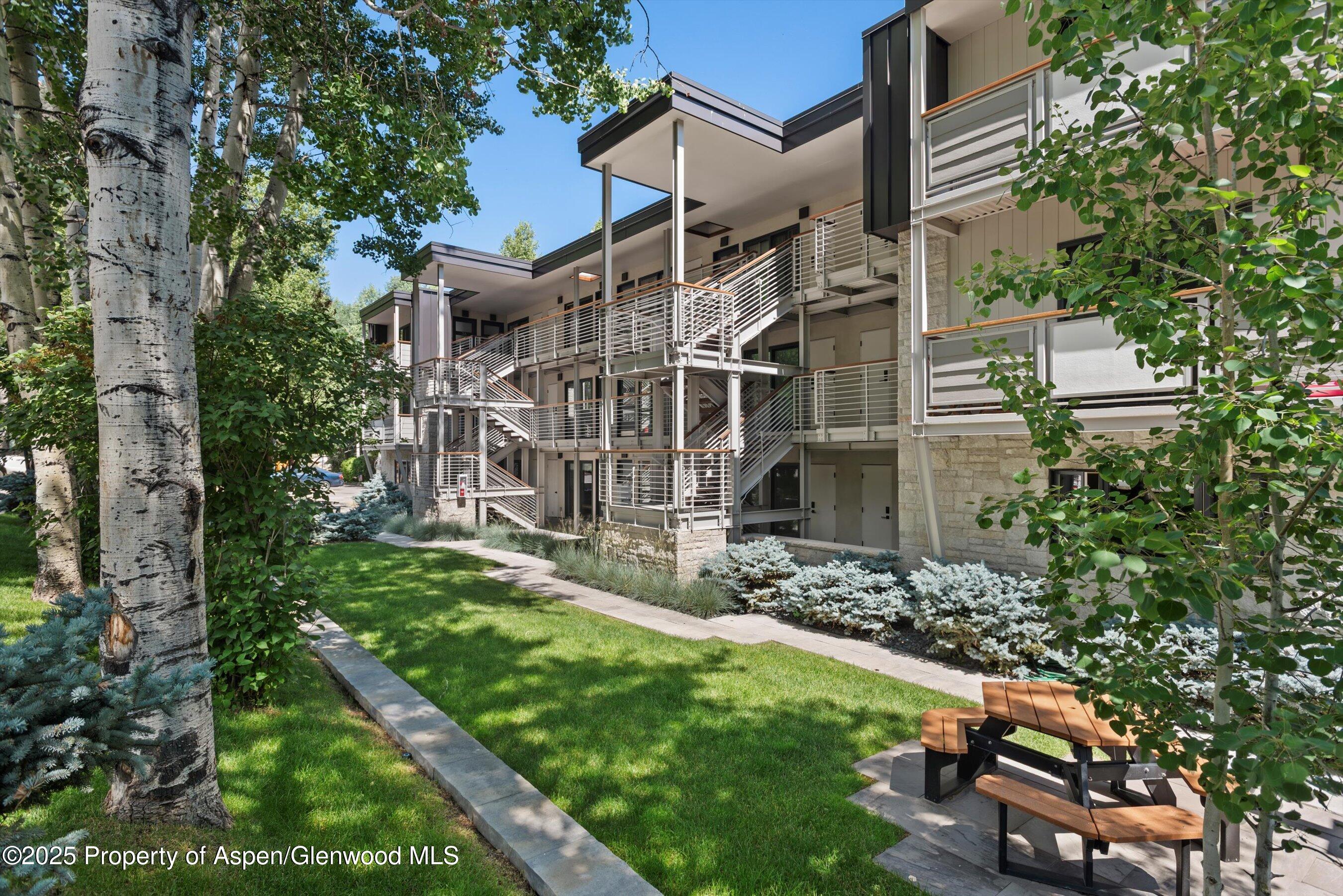 100 E Dean Street, 2D