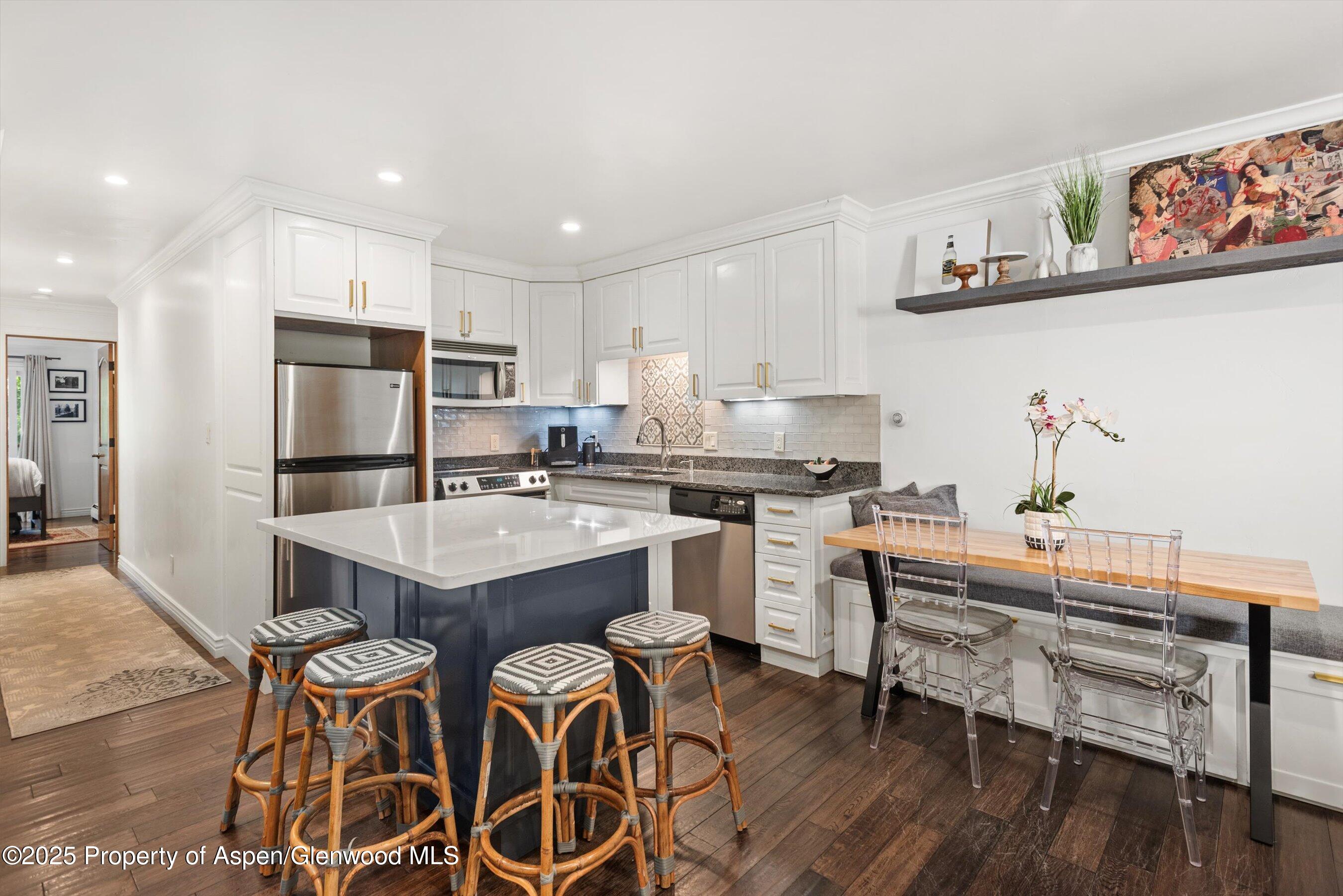 100 E Dean Street, 2D