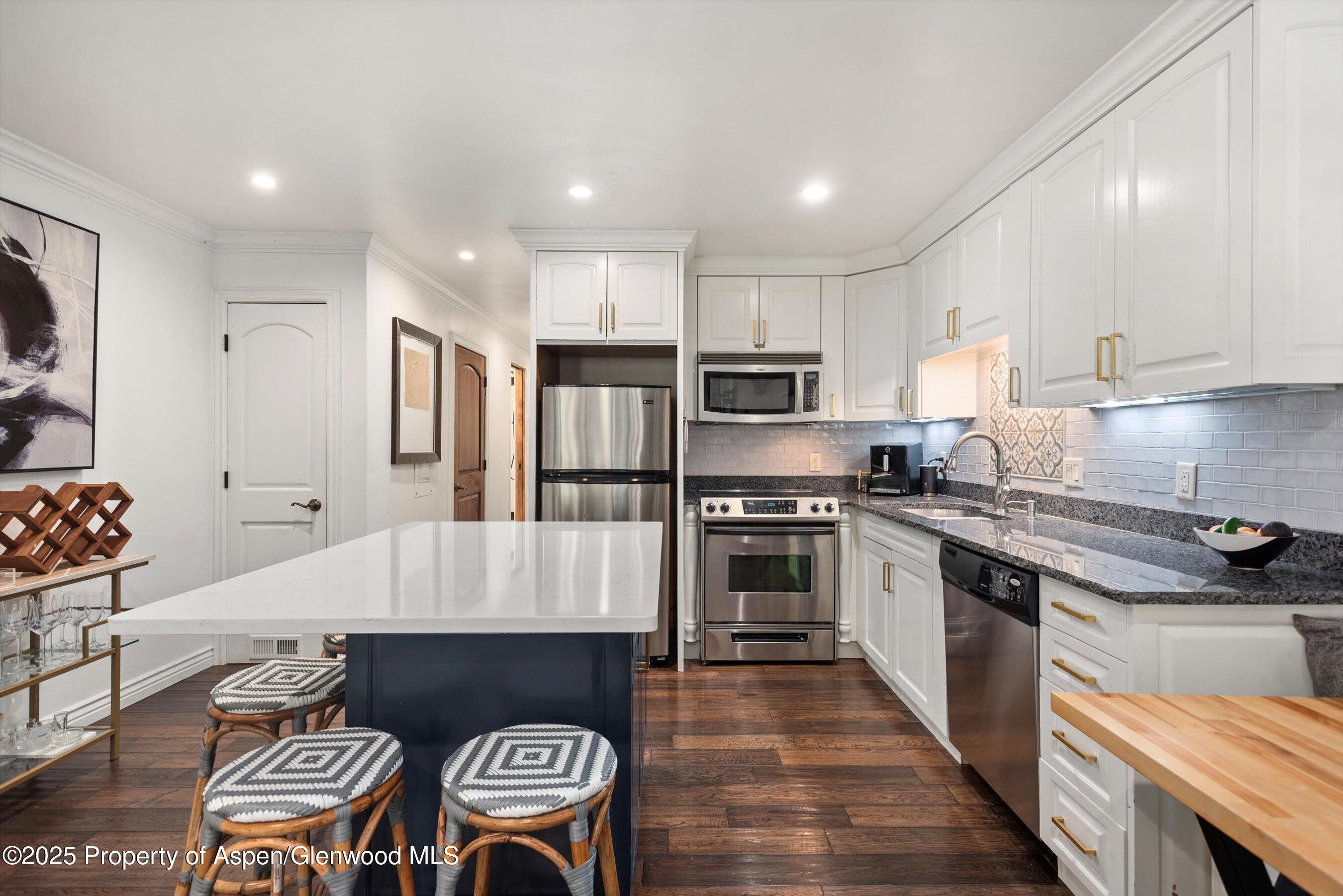 100 E Dean Street, 2D