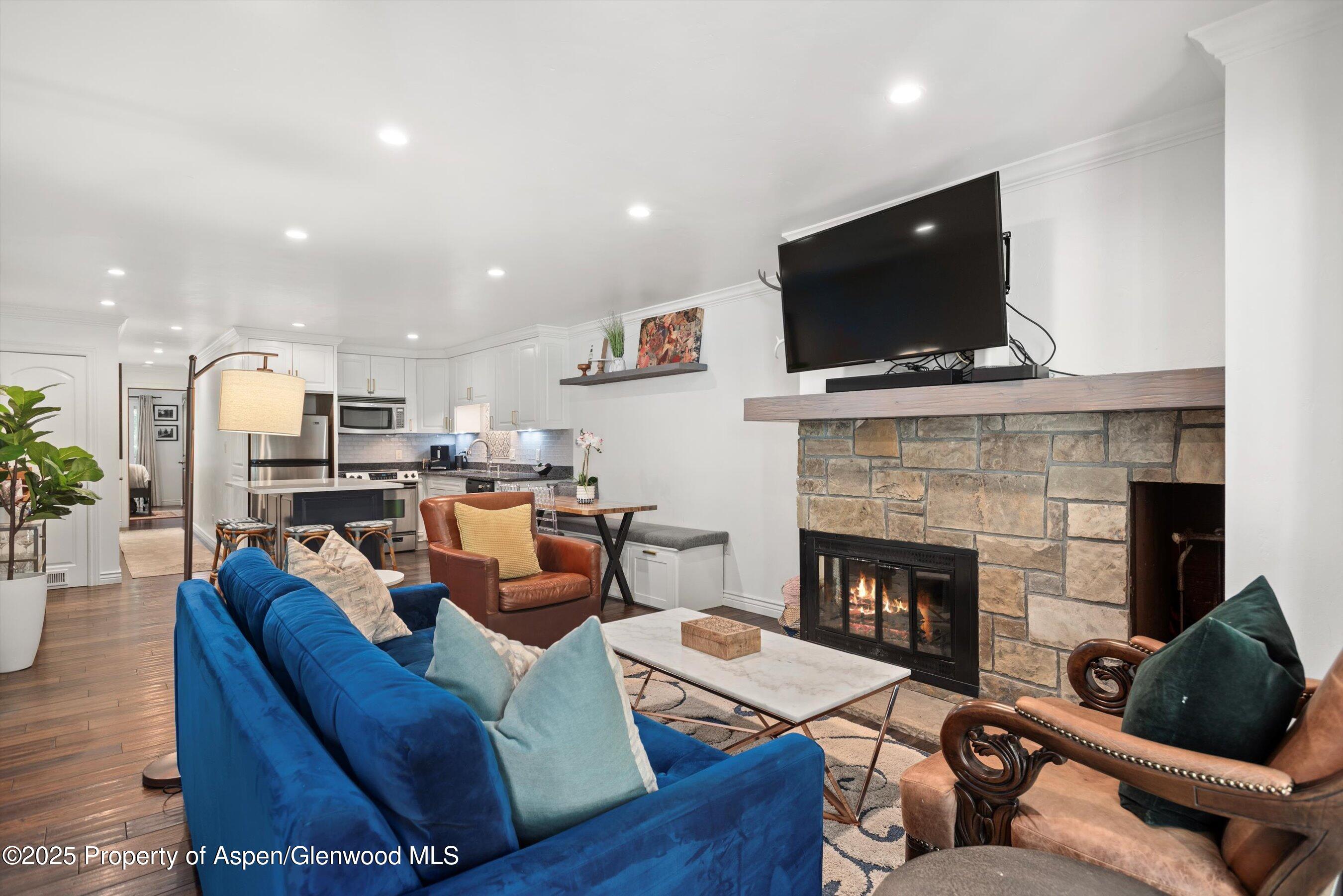 100 E Dean Street, 2D