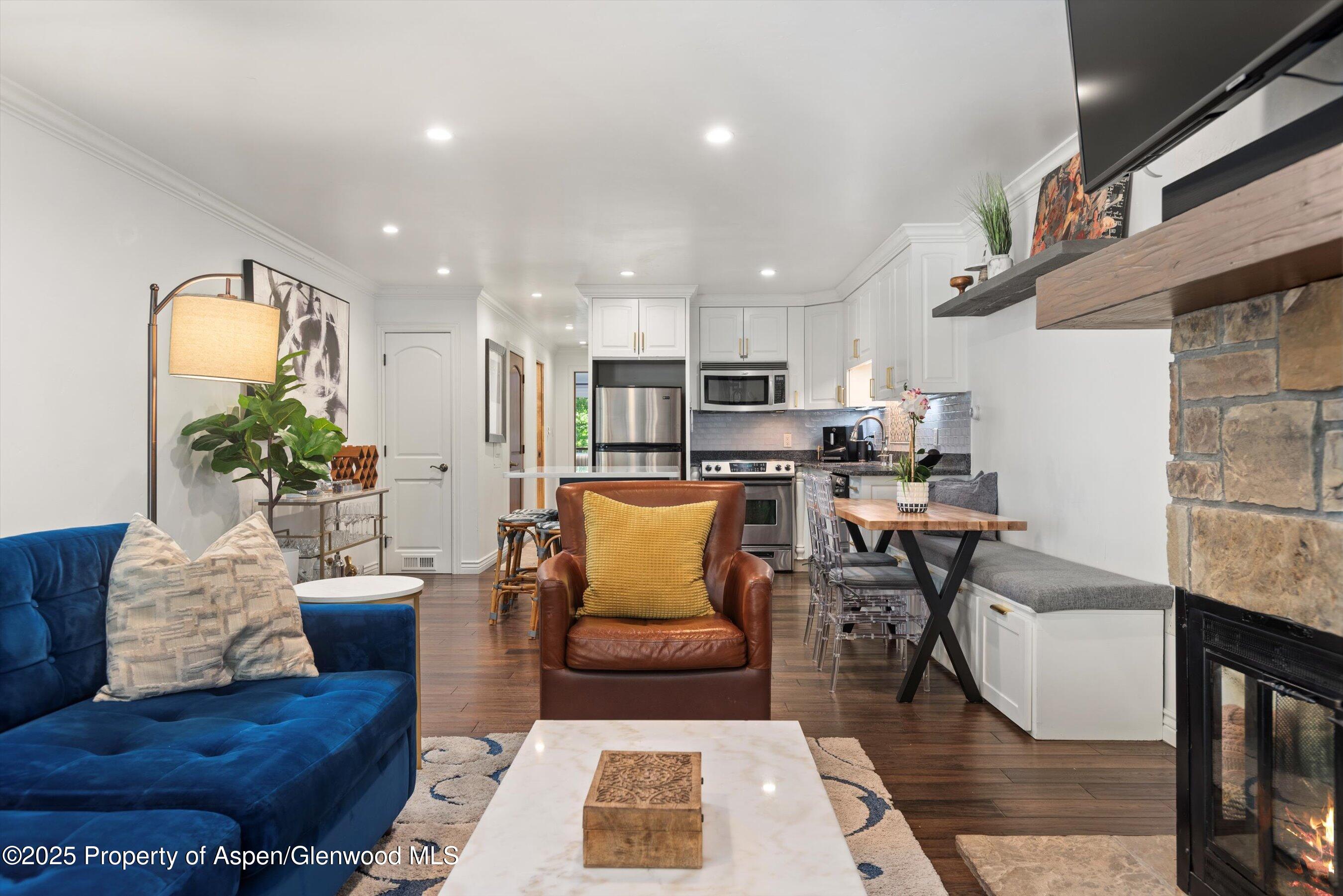 100 E Dean Street, 2D
