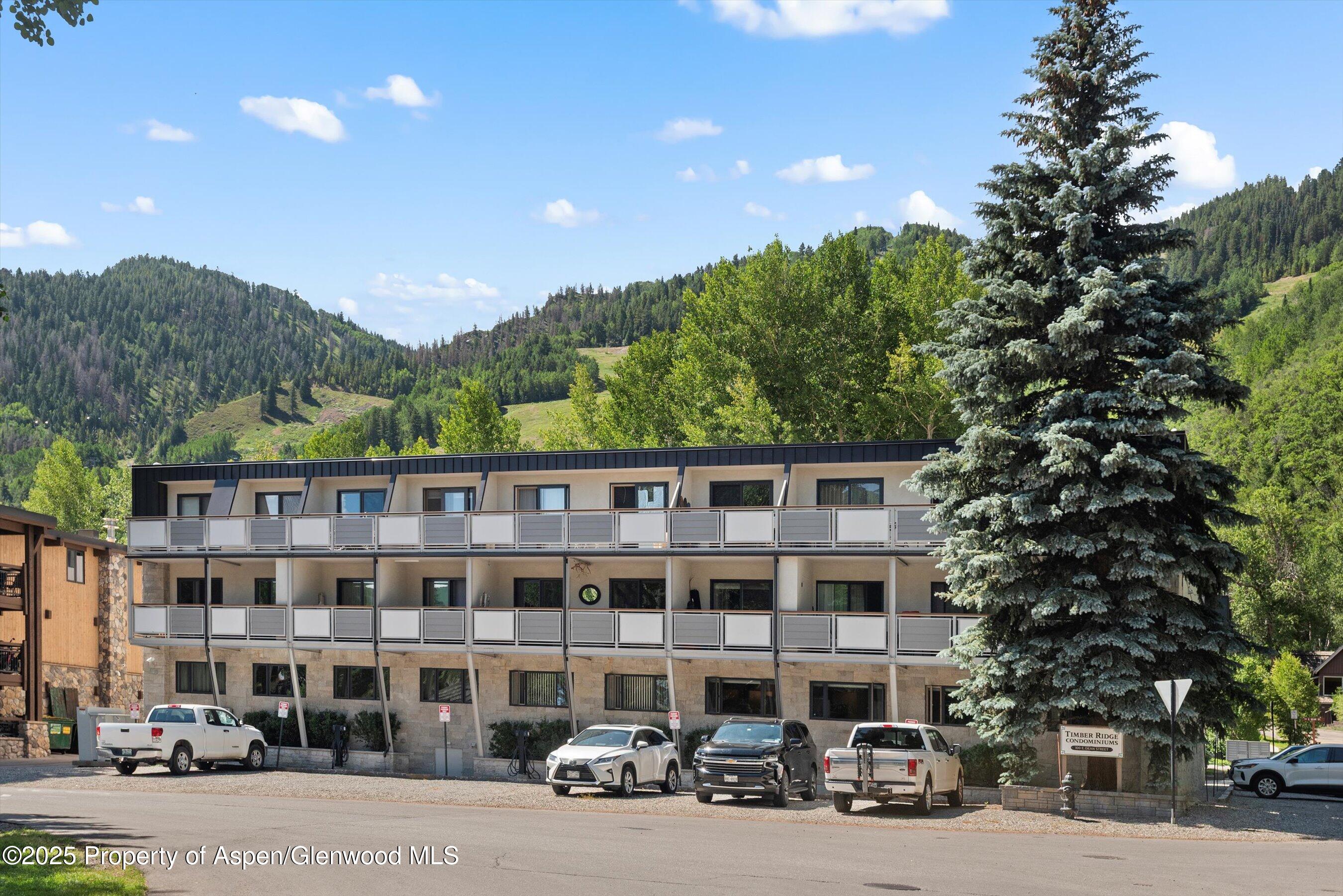 100 E Dean Street, 2D