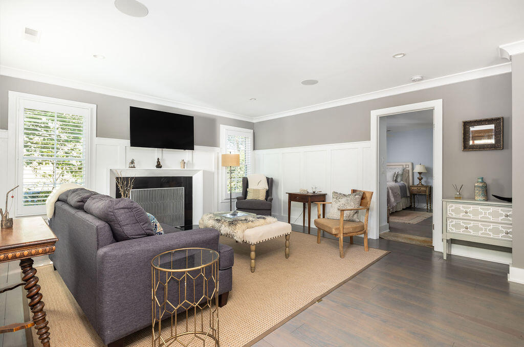 1516 Village Square