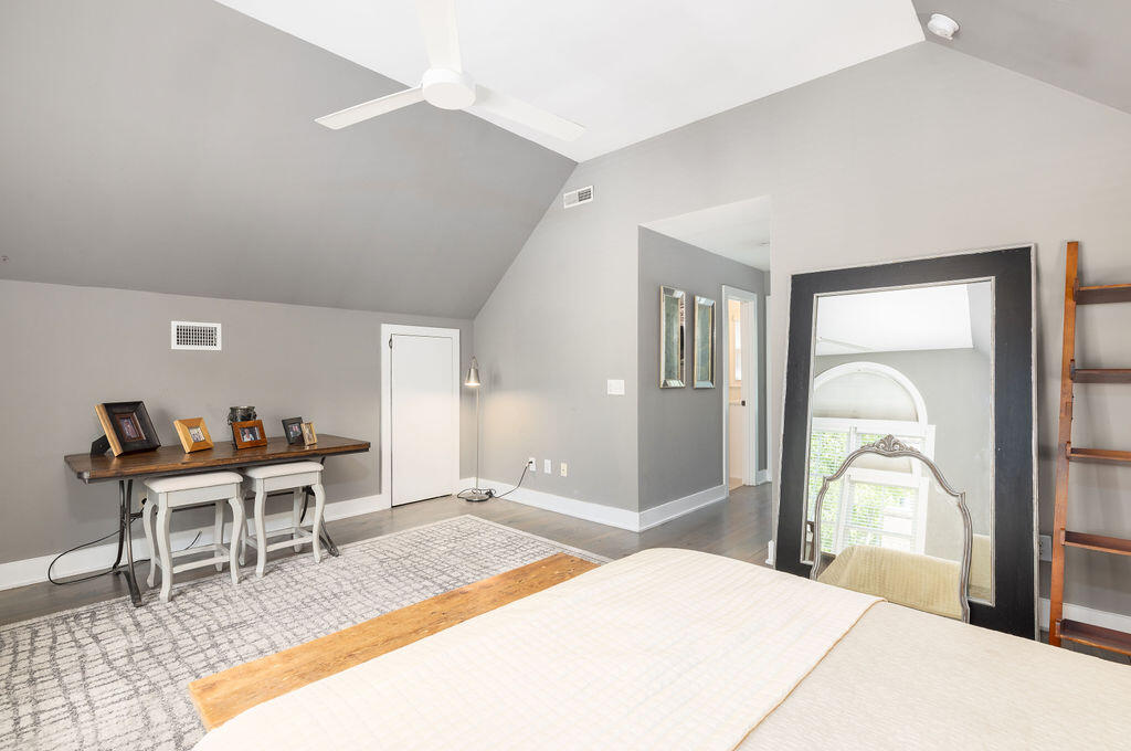 1516 Village Square