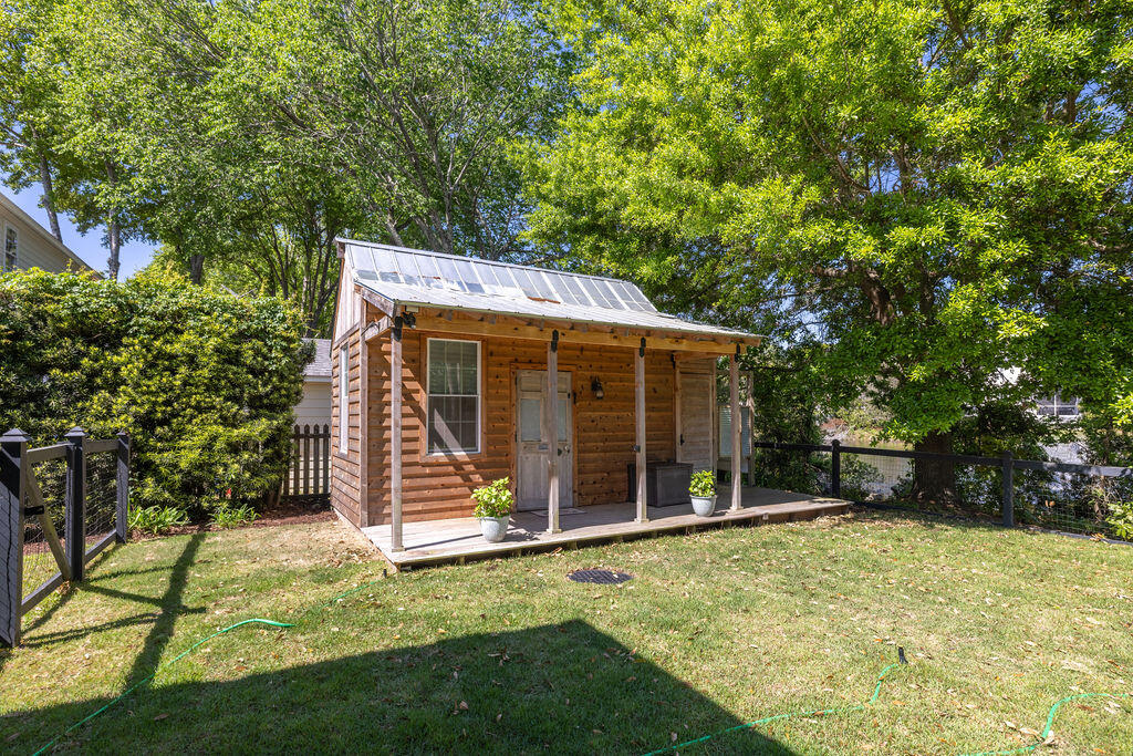 1516 Village Square