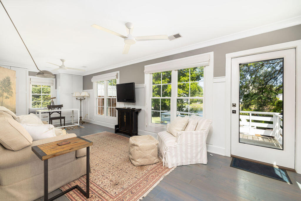 1516 Village Square