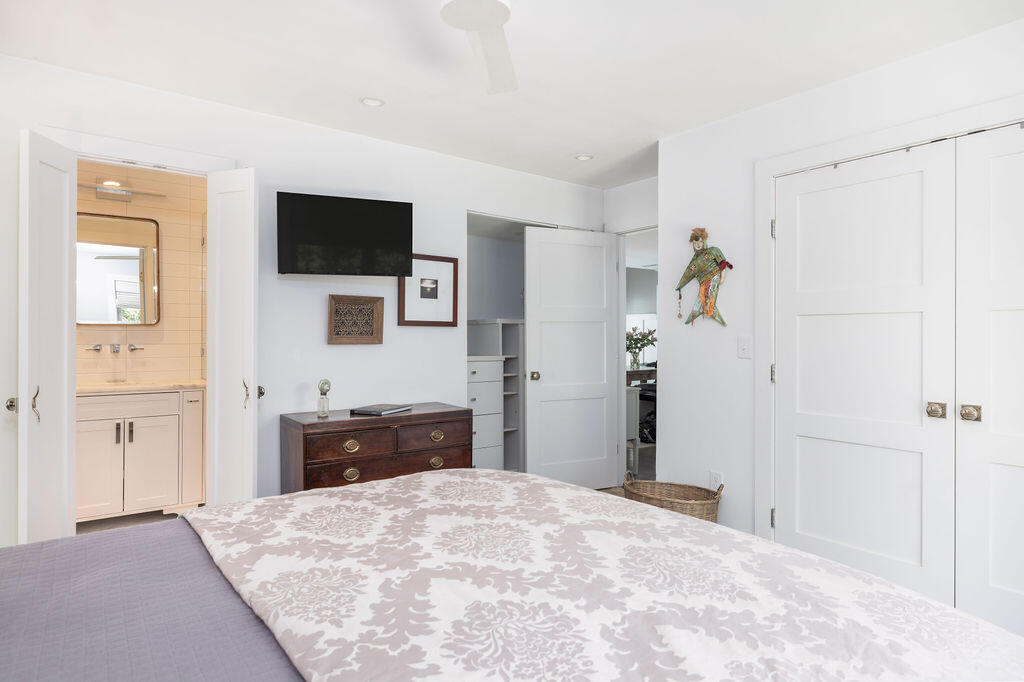 1516 Village Square