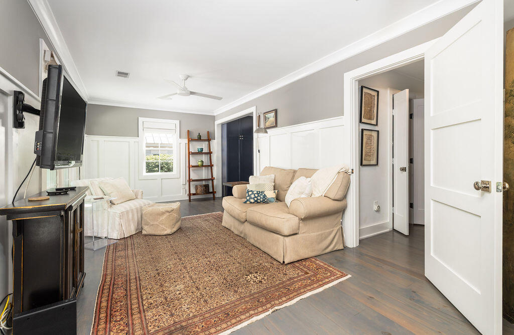 1516 Village Square