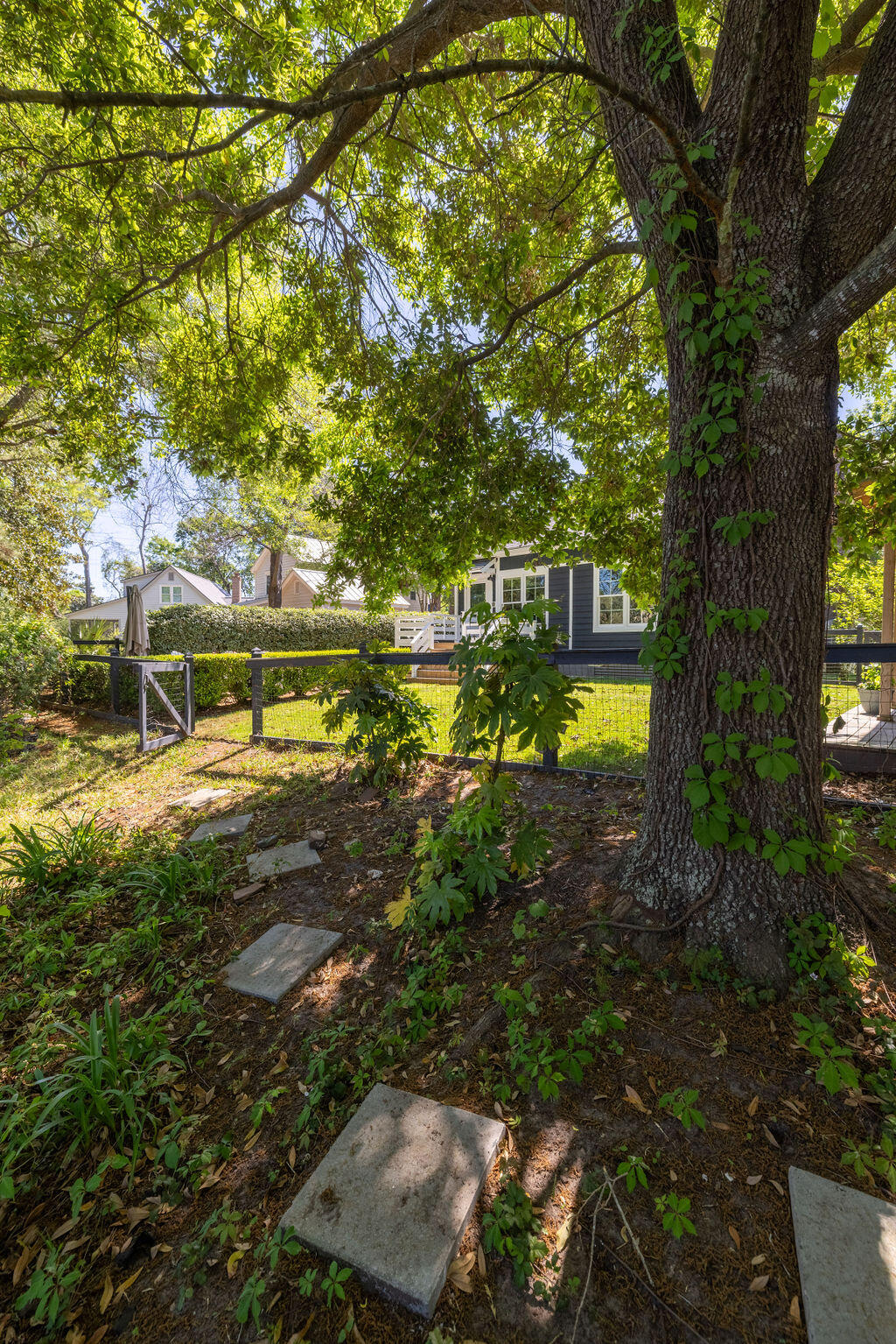 1516 Village Square