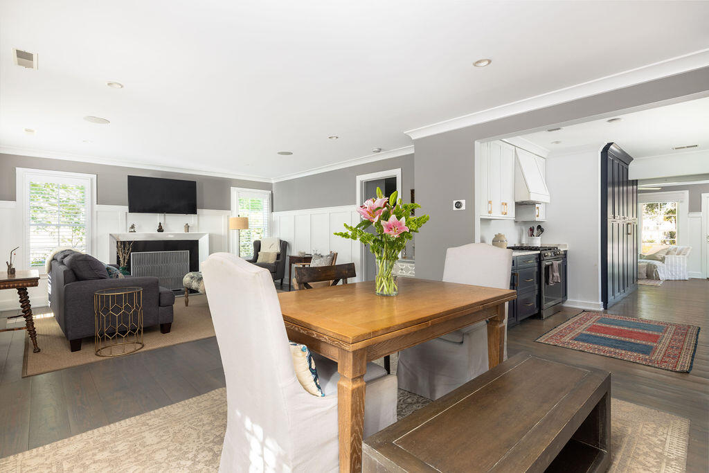 1516 Village Square
