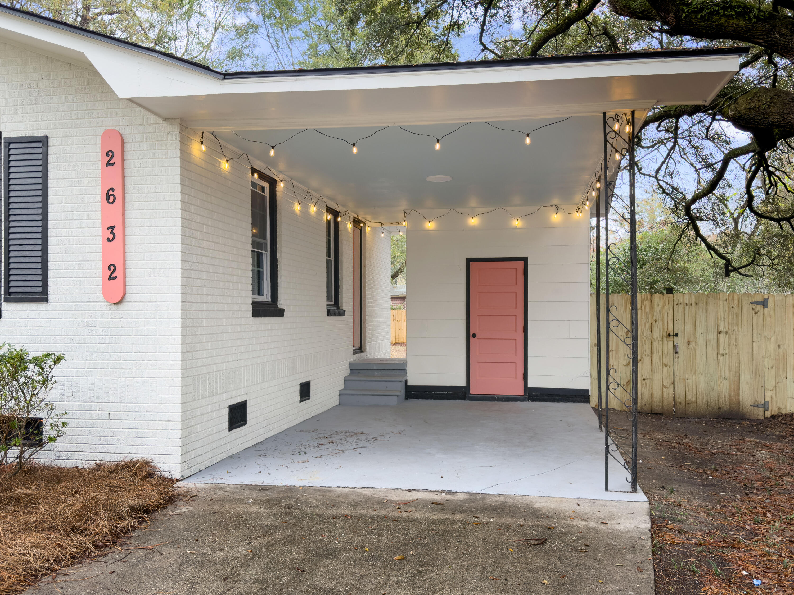 2632 Ridgewood Avenue