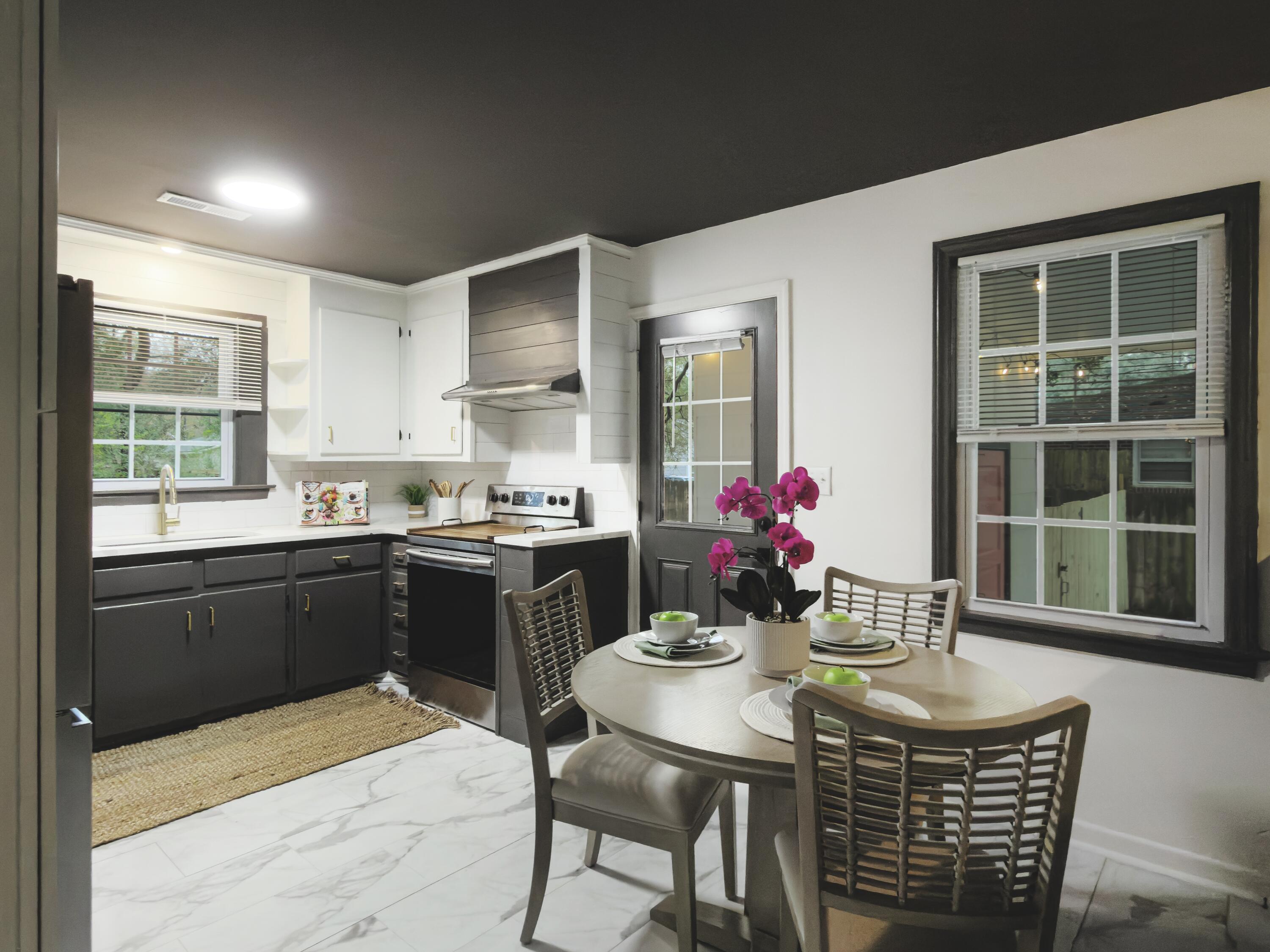 2632 Ridgewood Avenue