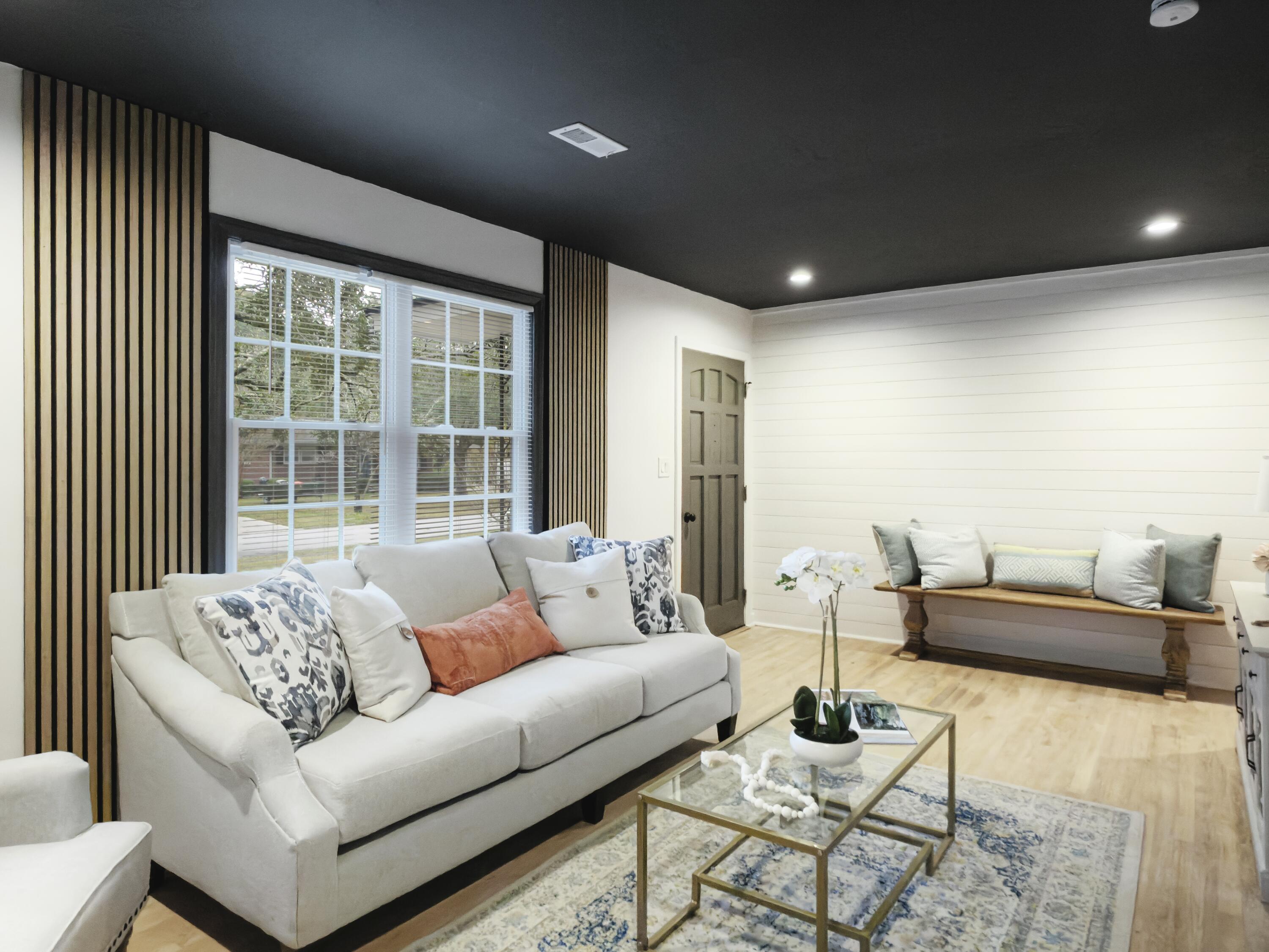 2632 Ridgewood Avenue