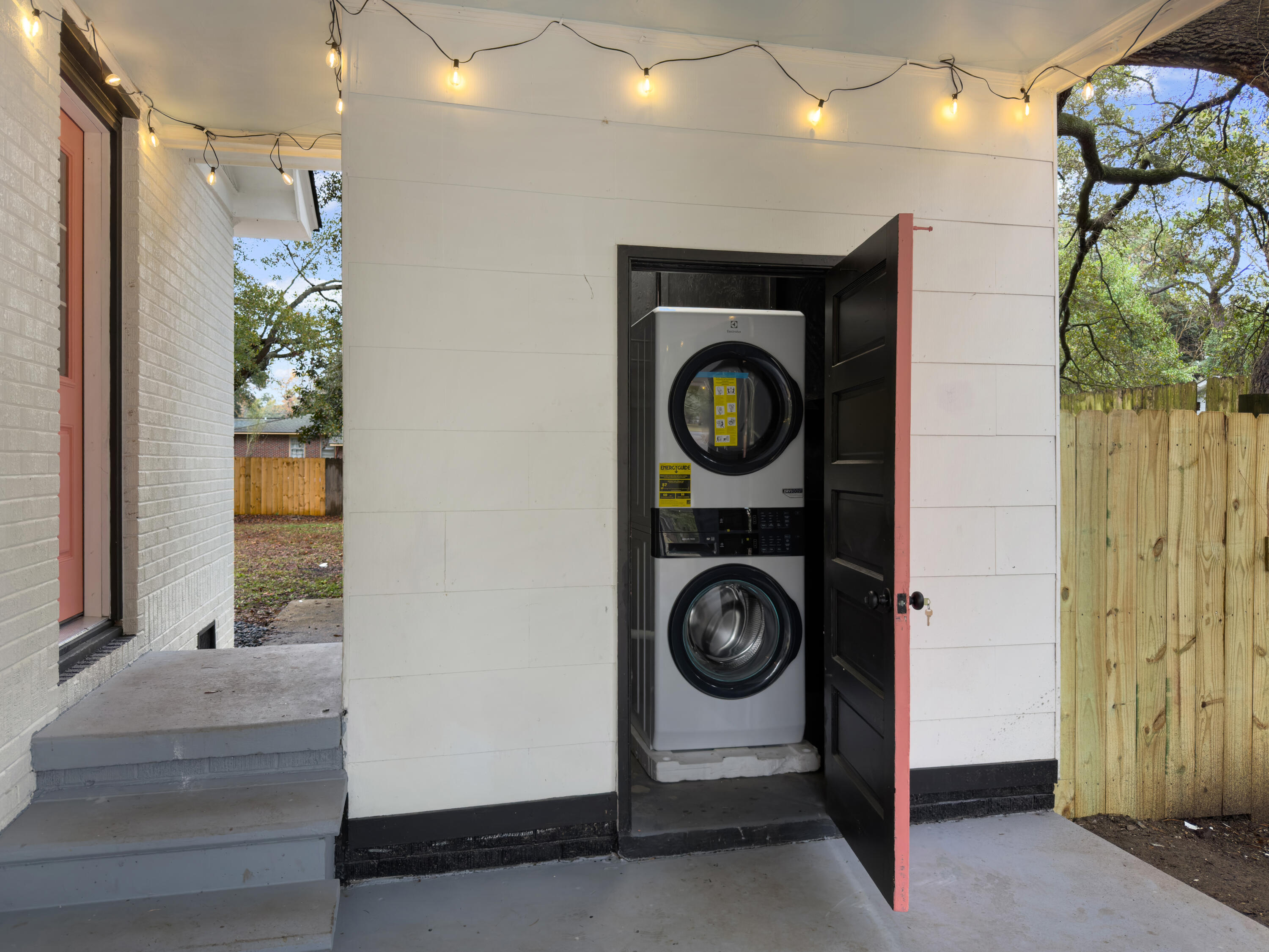 2632 Ridgewood Avenue